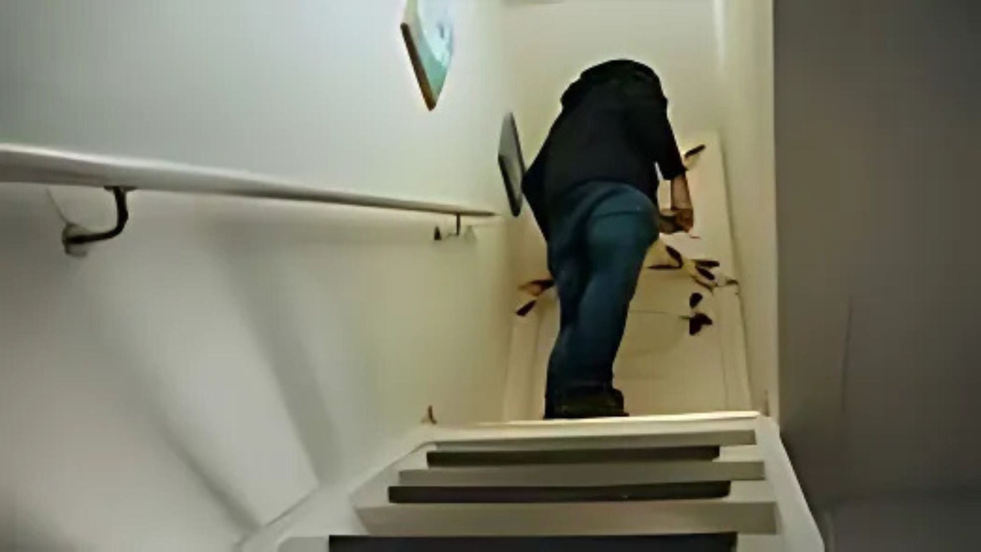 2. Pappa Jarny stänger ovanvåningen