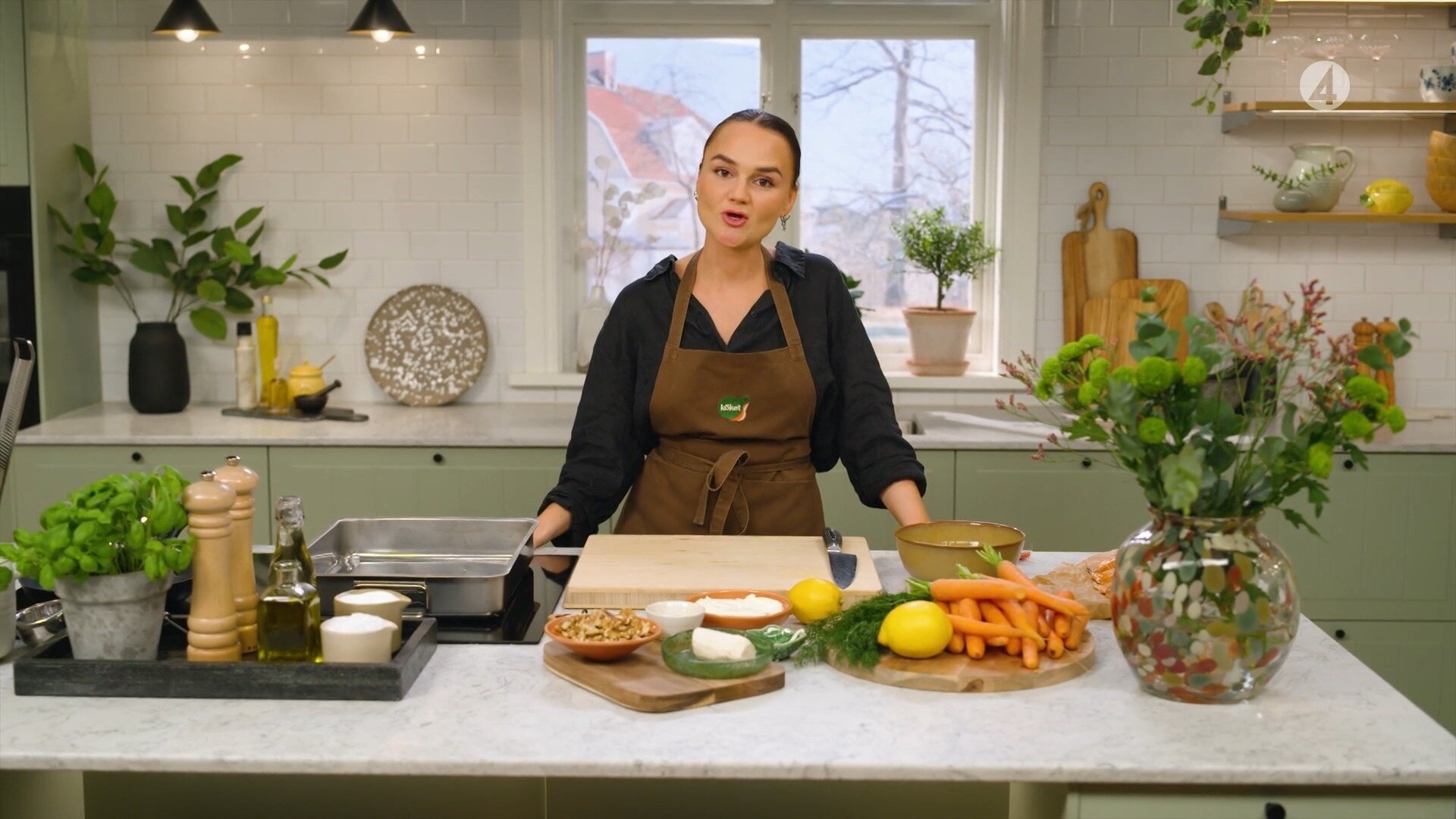 77. Morötter med citronkräm, honungsrostade valnötter och varmrökt lax