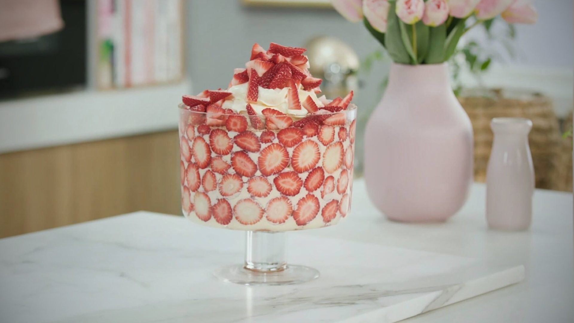 3. Jordgubbs- och krämtrifle
