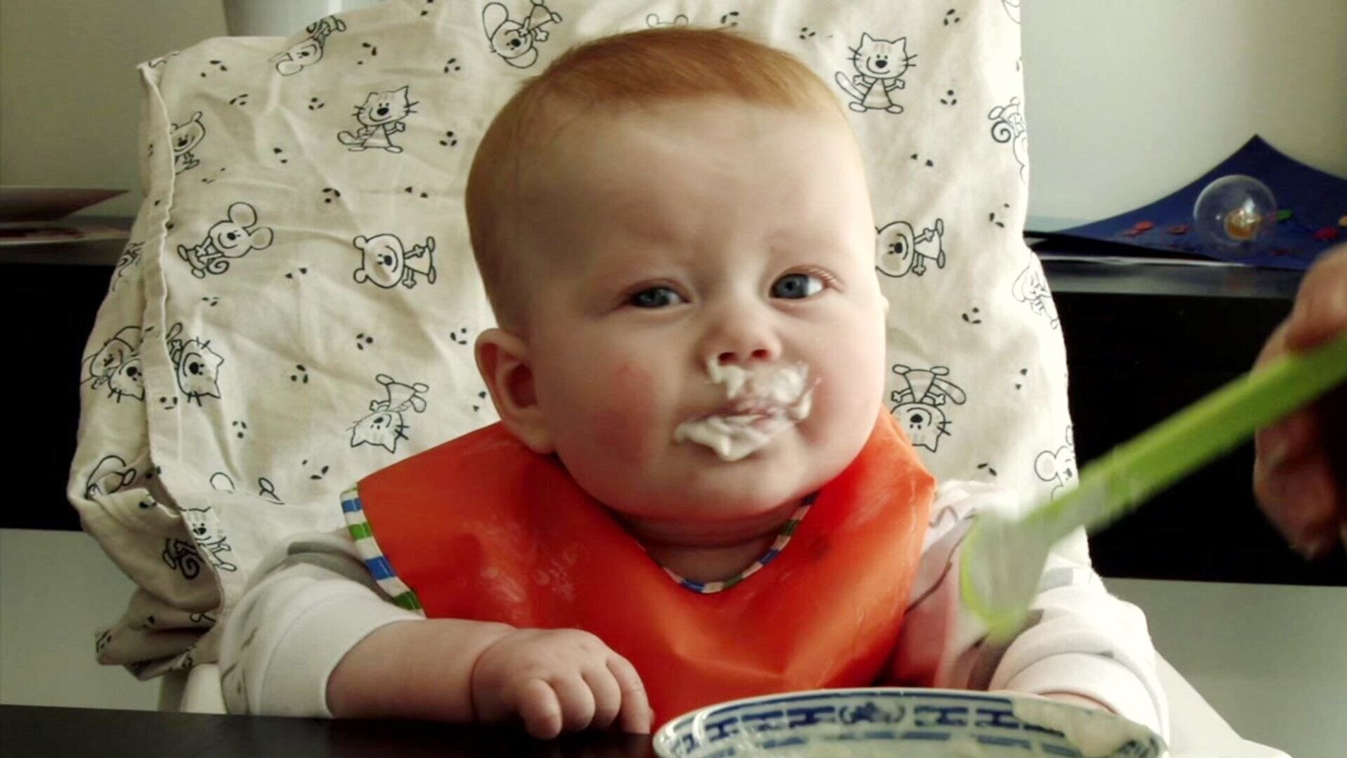 12. Bebis blir matad av mamma