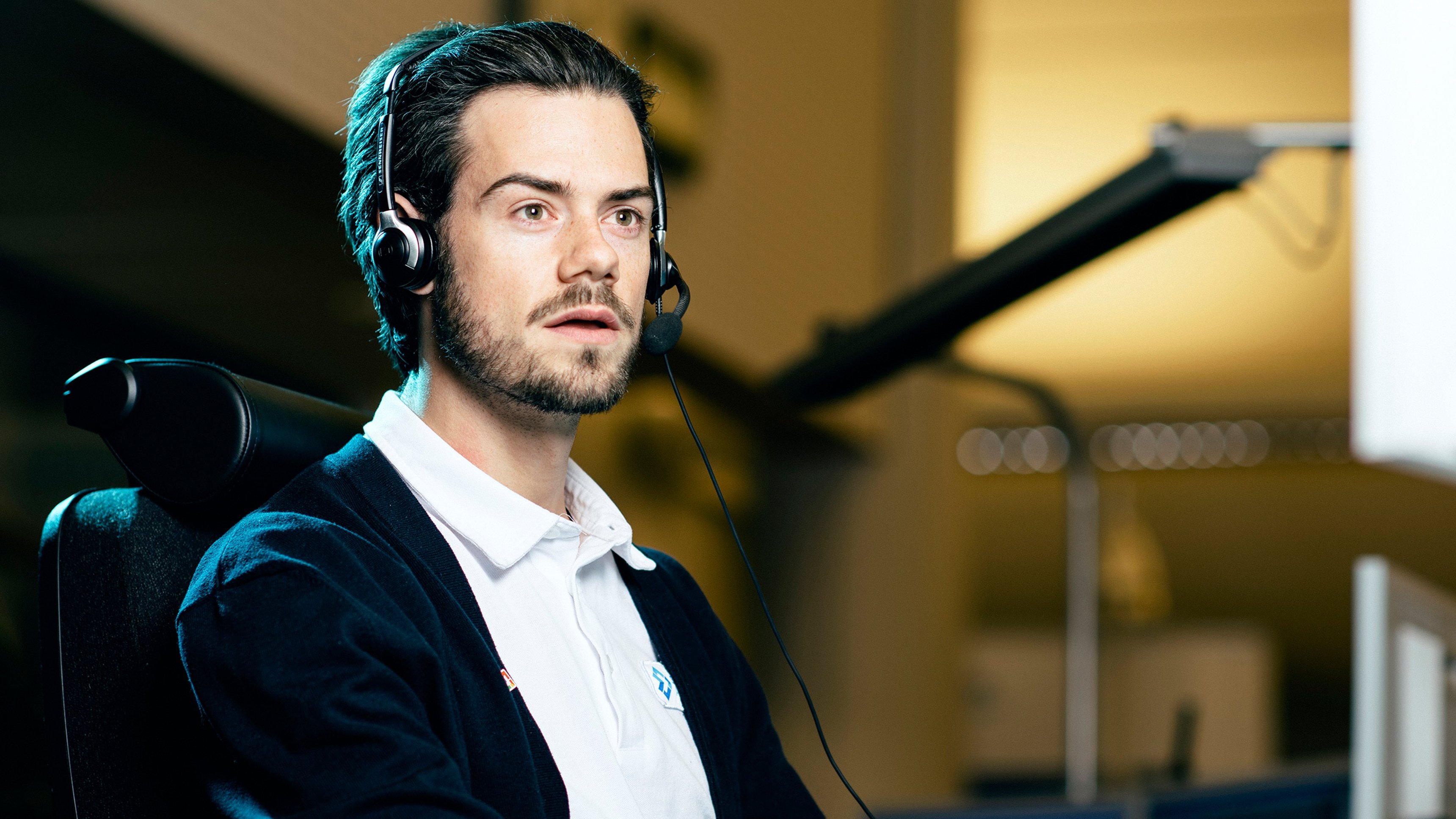 2. Blodig man sätter sig i kvinnas bil