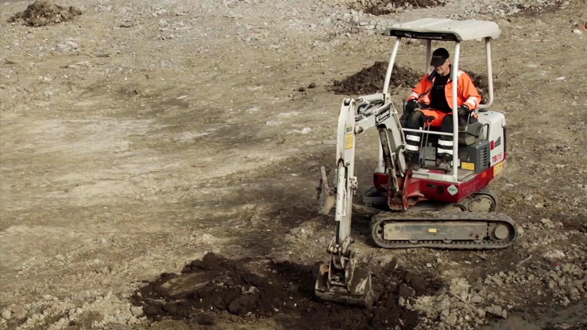 10. Liten grävskopa åker runt och gräver i jorden