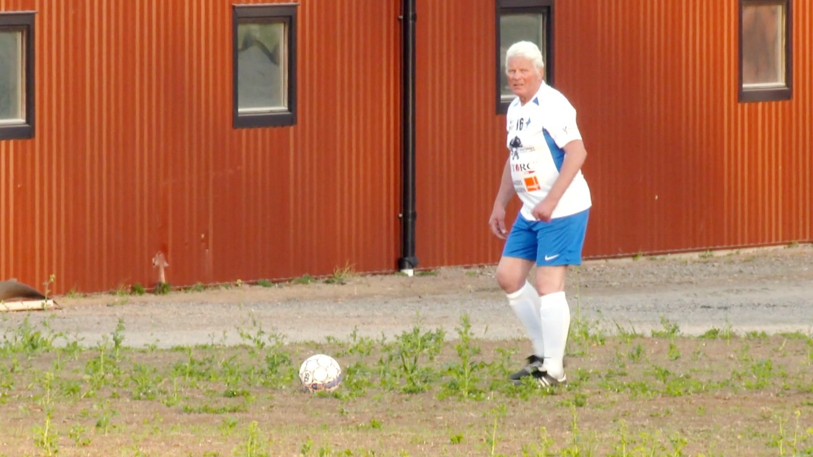 1. Grisfotboll På Bondens Åker