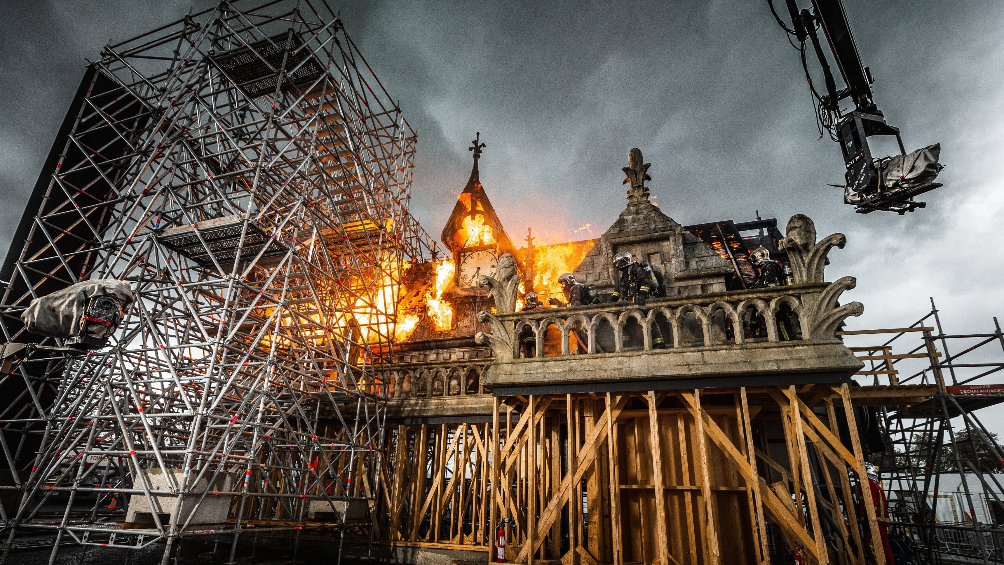 Notre-Dame brinner