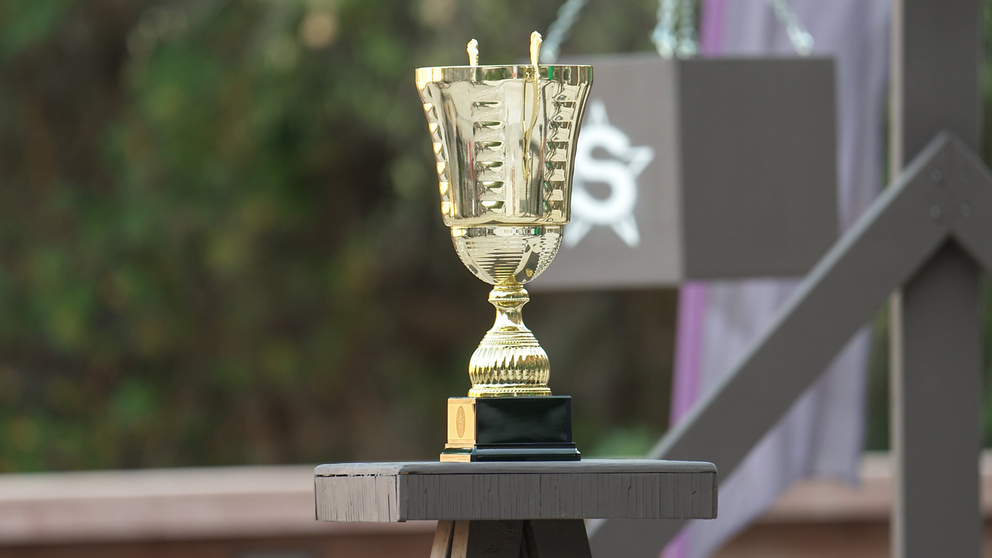 18. Vem lyfter pokalen?