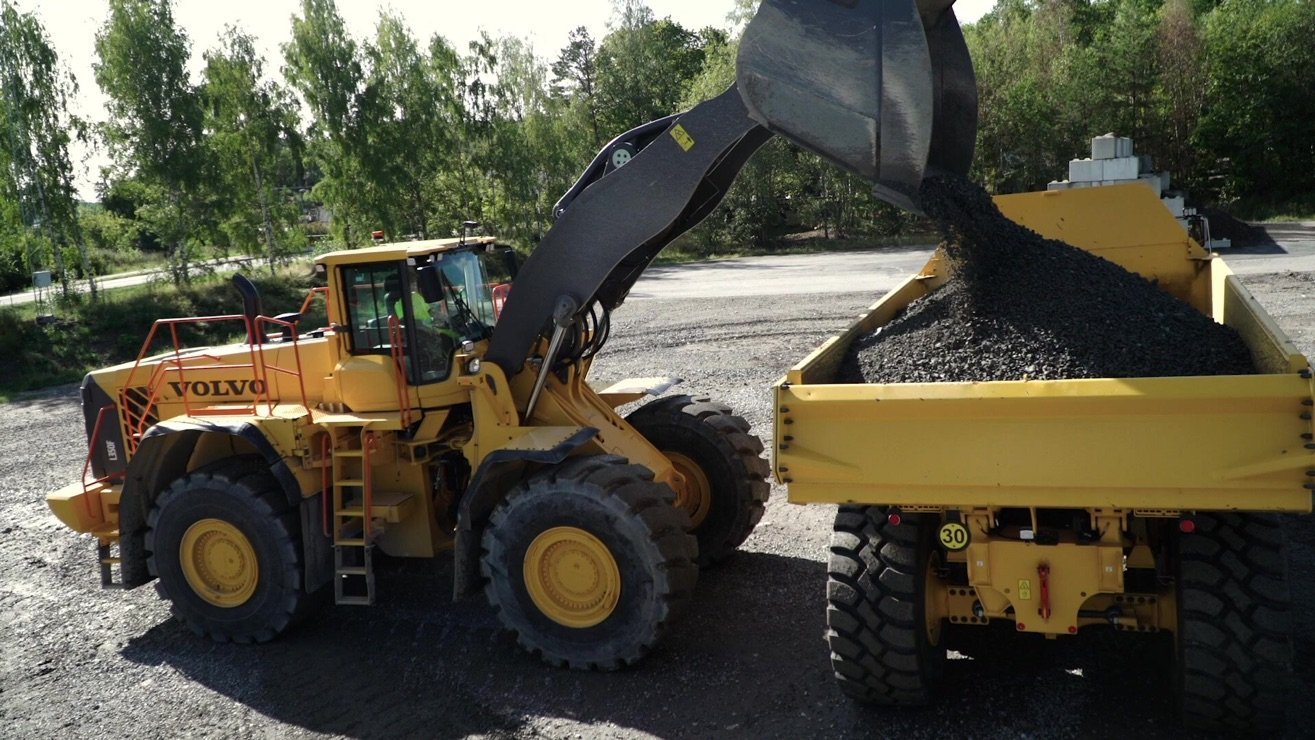 45. Hjullastare lastar grus på dumper