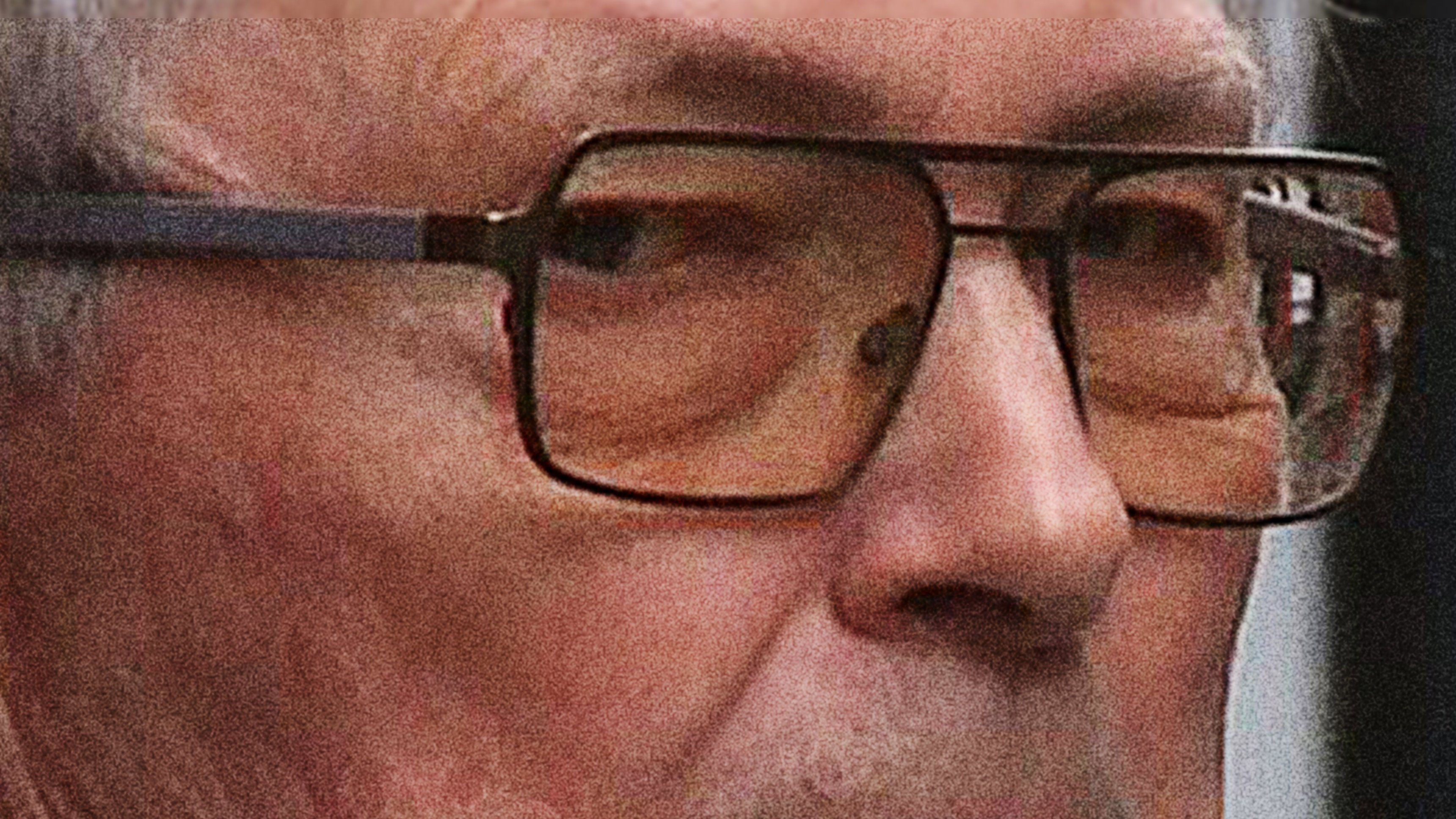 Agenten och mörkläggningen – teckenspråkstolkat