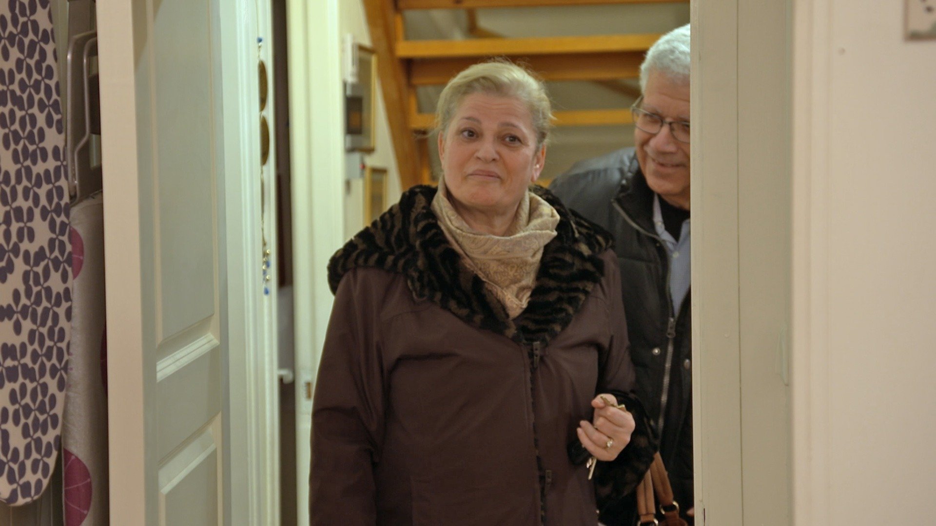 1. Familjen lurar mamma Dolly i Skärholmen