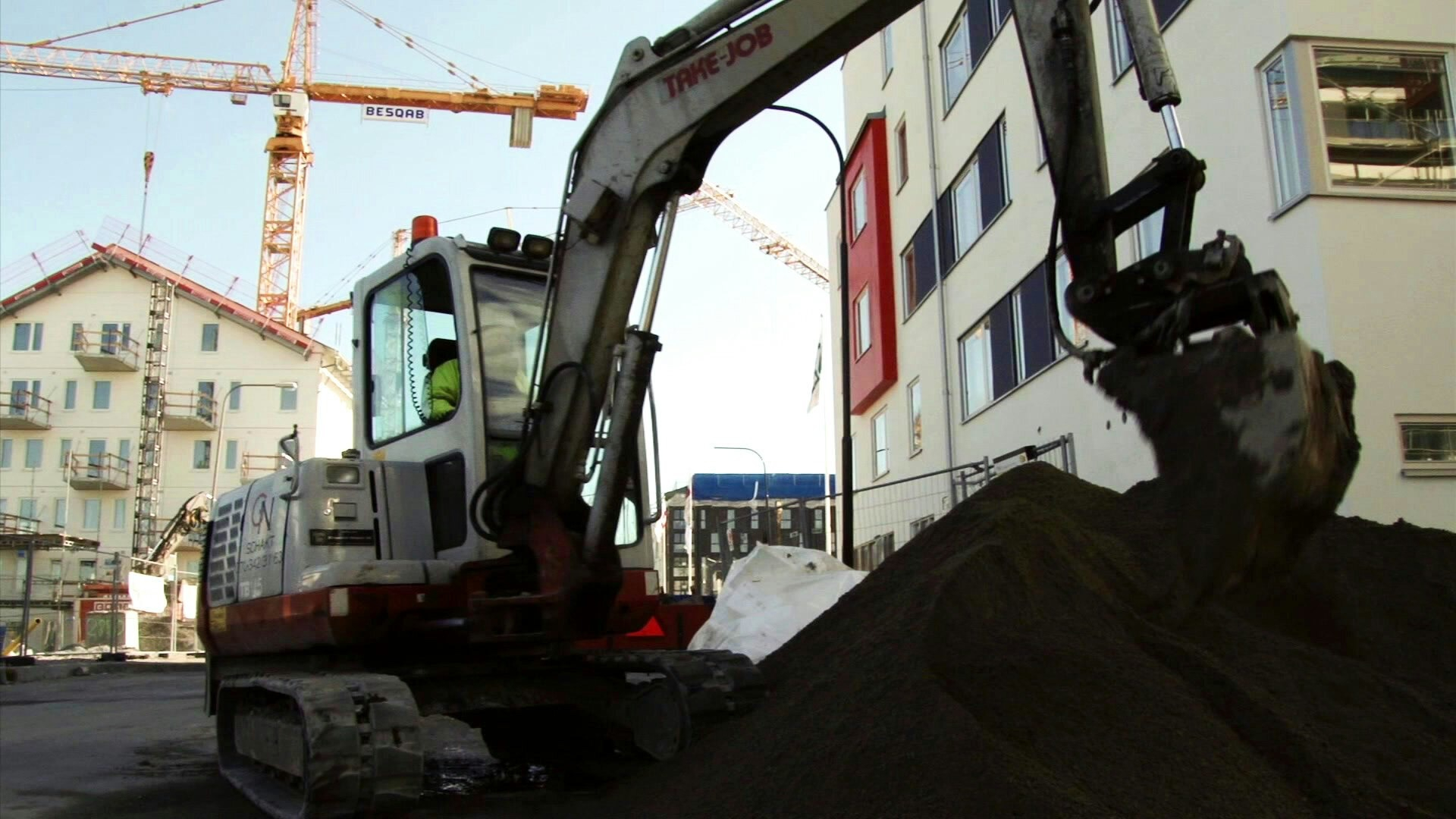 4. Grävskopa gräver sand