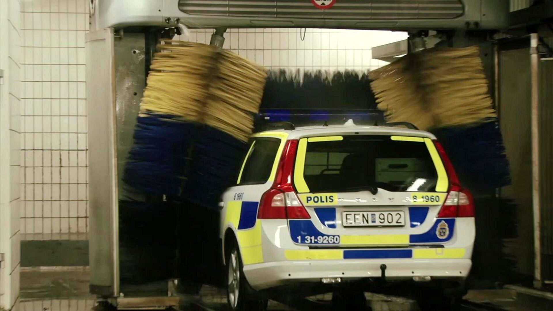19. Polisbilen blir ren i biltvätten