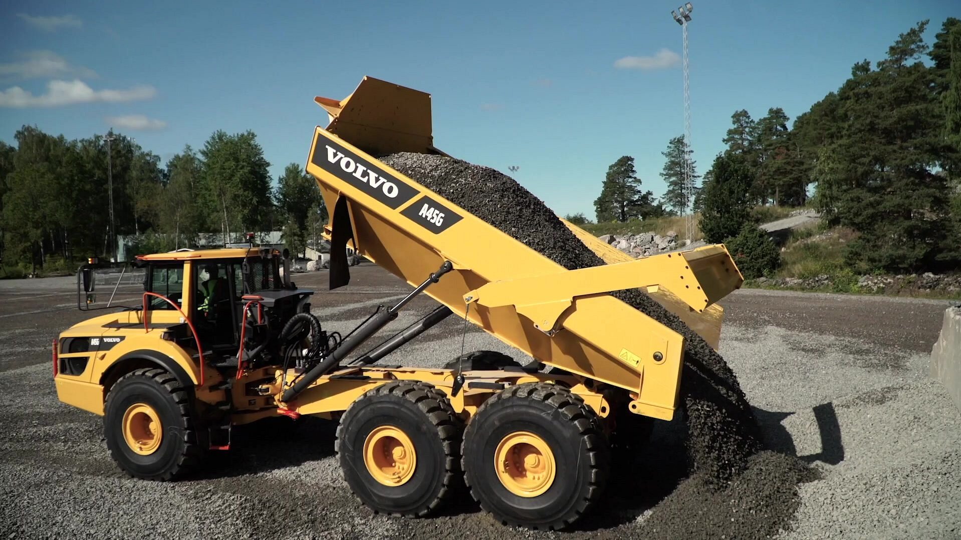 43. Dumper lastar av grus