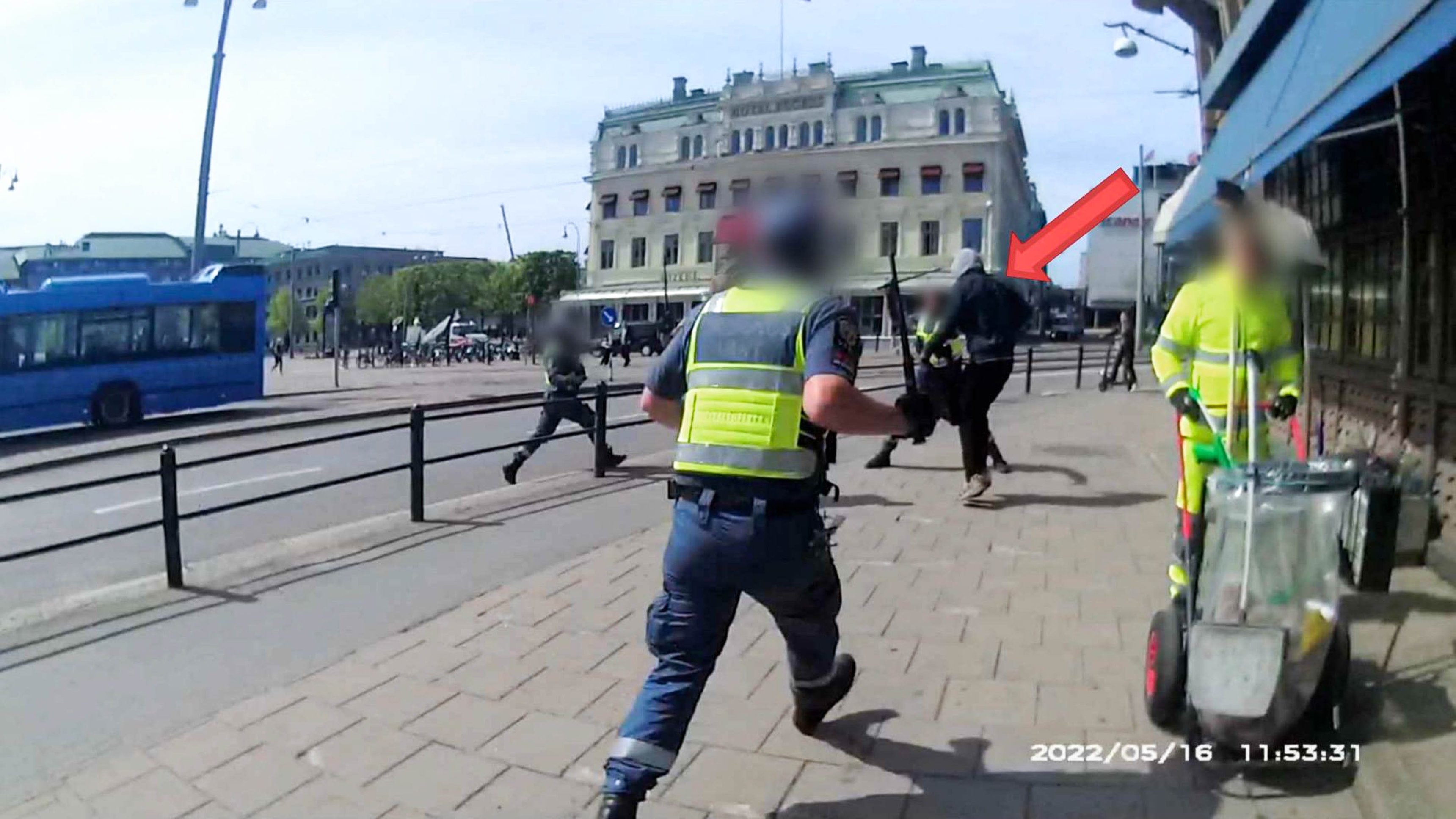 17. Fyrverkerier mot polisen