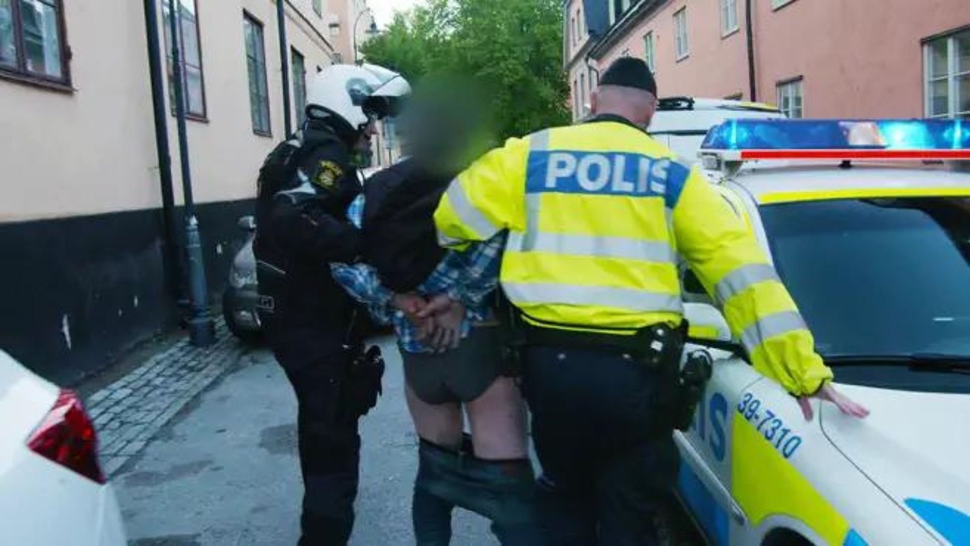 1. Berusad man försöker köra ifrån trafikpoliserna