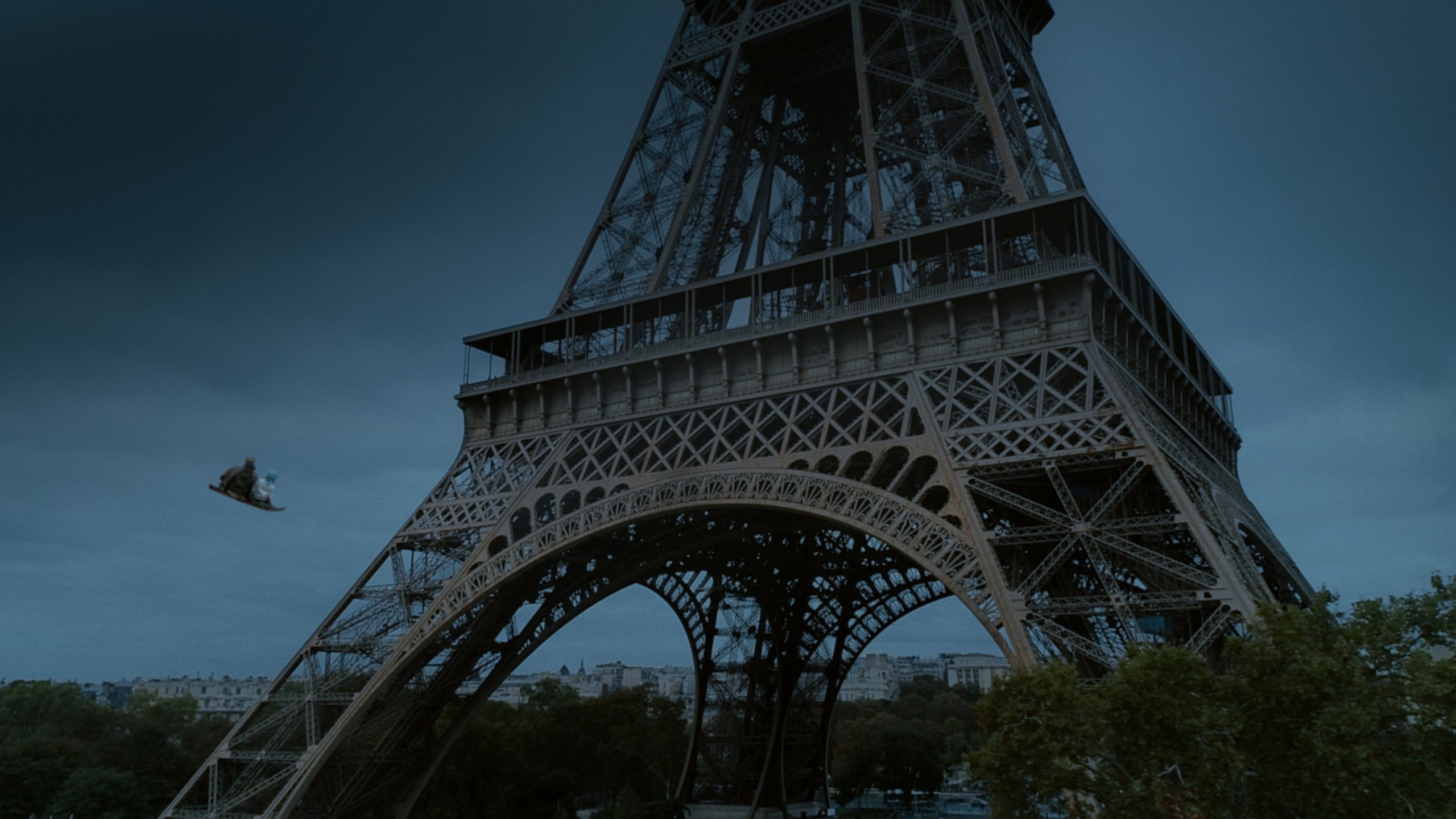 6. Ture Sventon flyger till Paris där Ville Vessla tänker använda sina nyfunna krafter