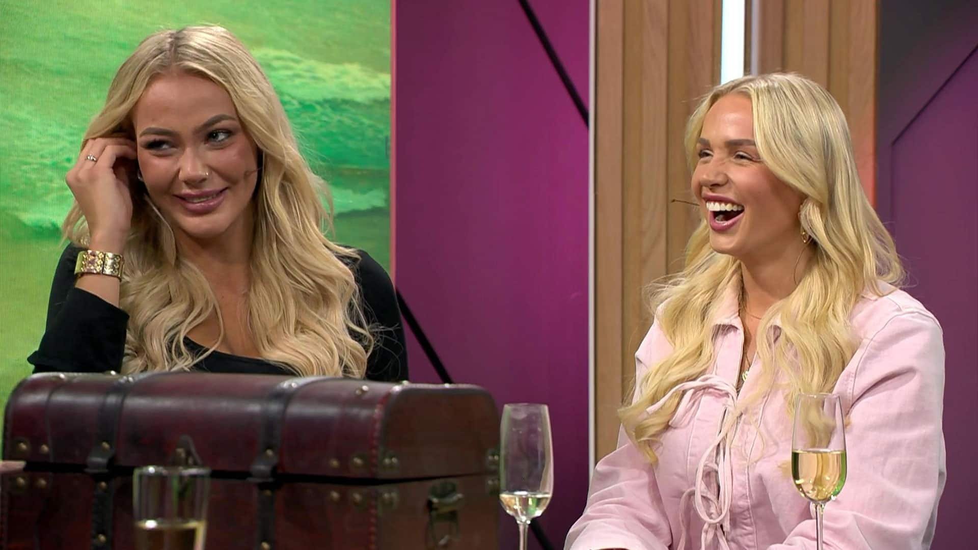 7. Moa Melin och Victoria Engström