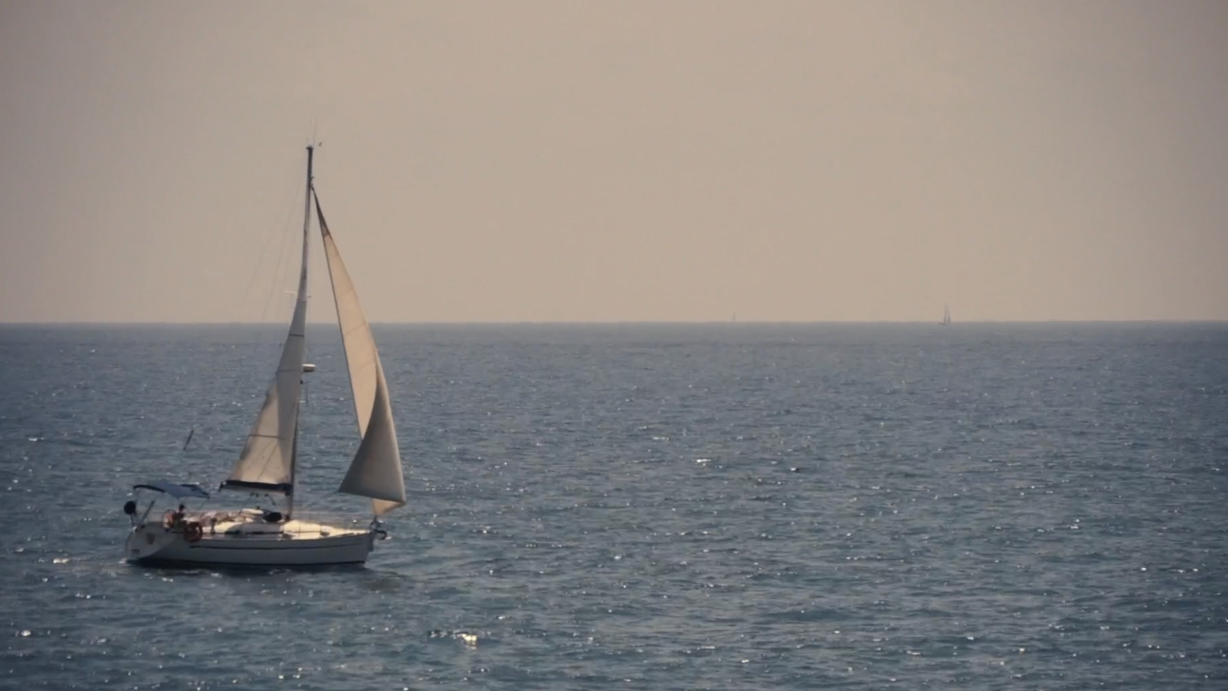 18. Segelbåtar på det blå havet