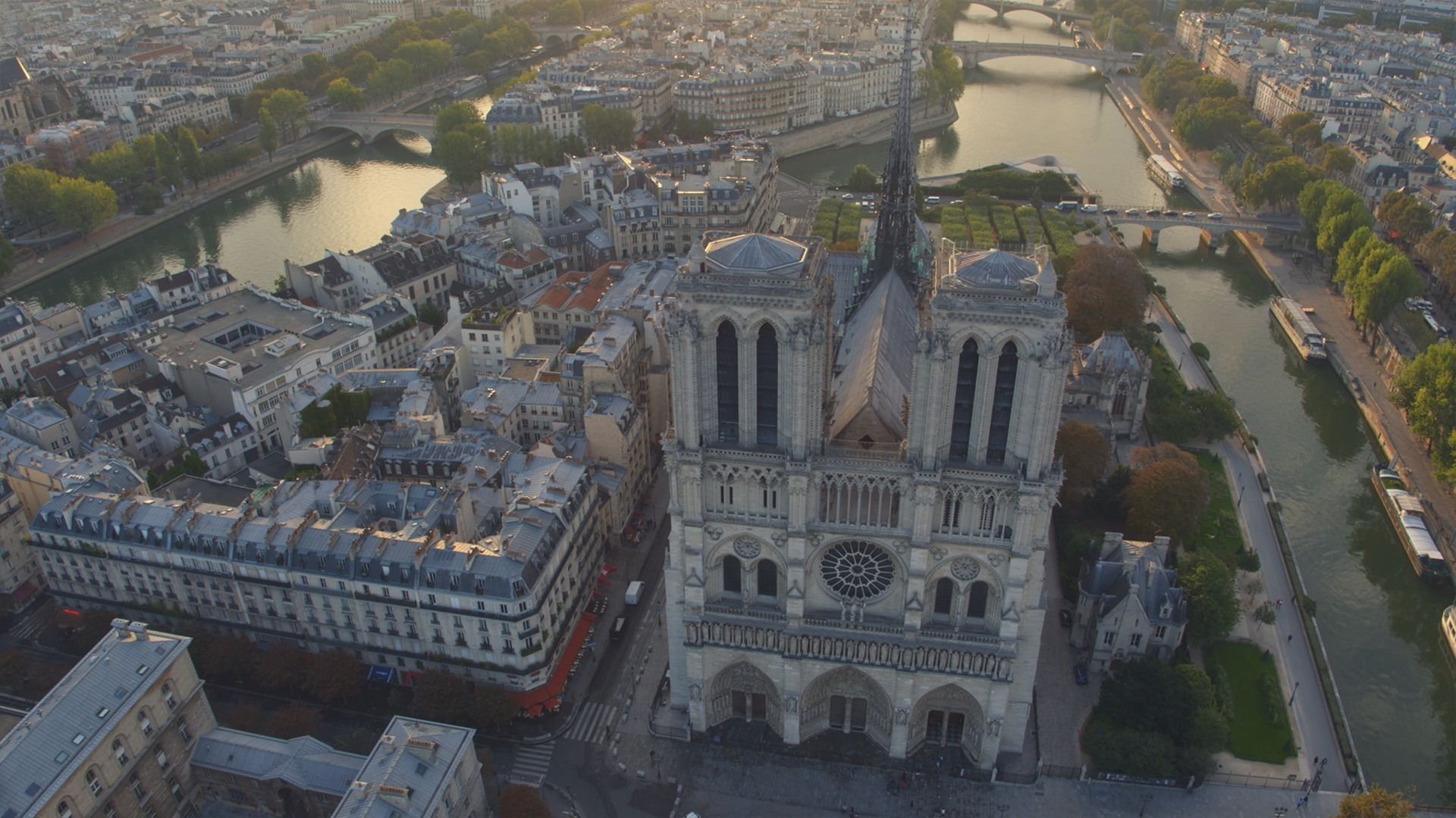 4. Notre-Dame de Paris, Byggd för att överleva