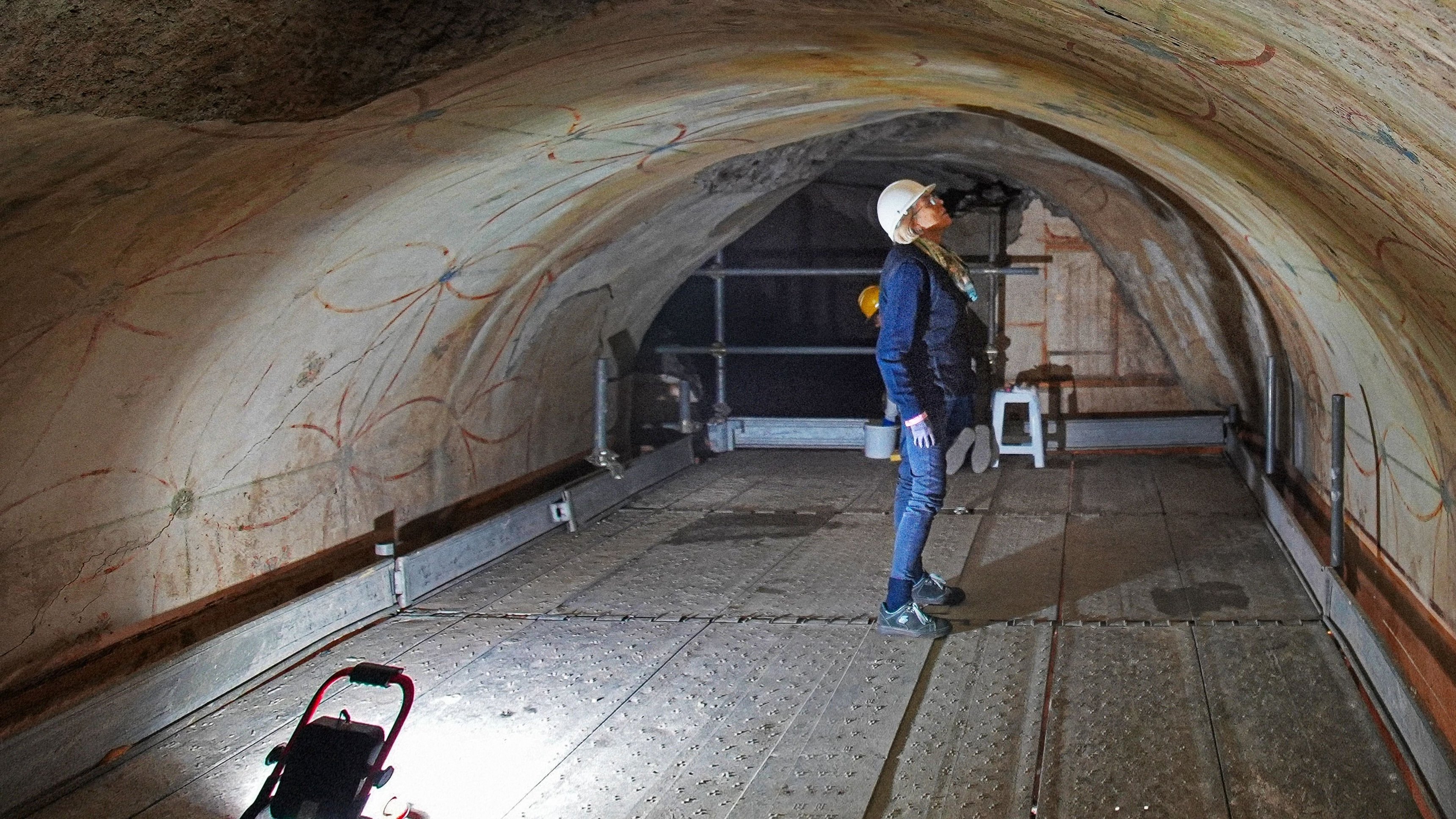 1. Skatter återupptäckt