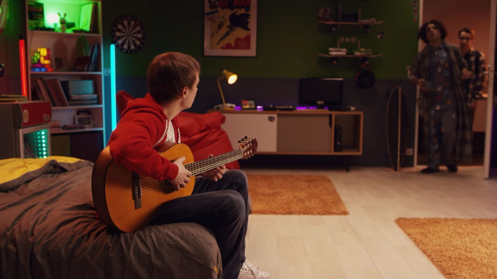6. Lögnaren med gitarr/musikpolare!