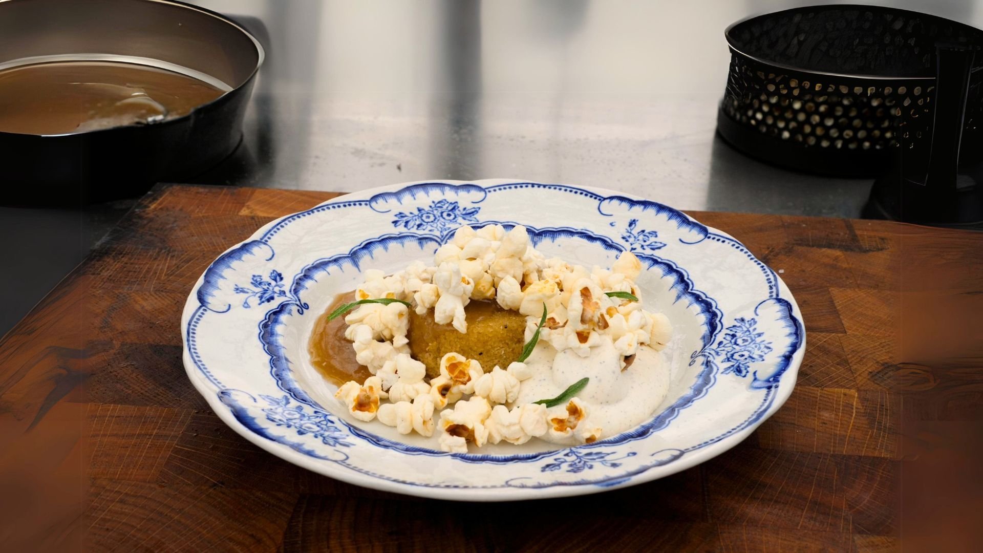 15. Tonkatsuspett med kålsalad och stekt ris