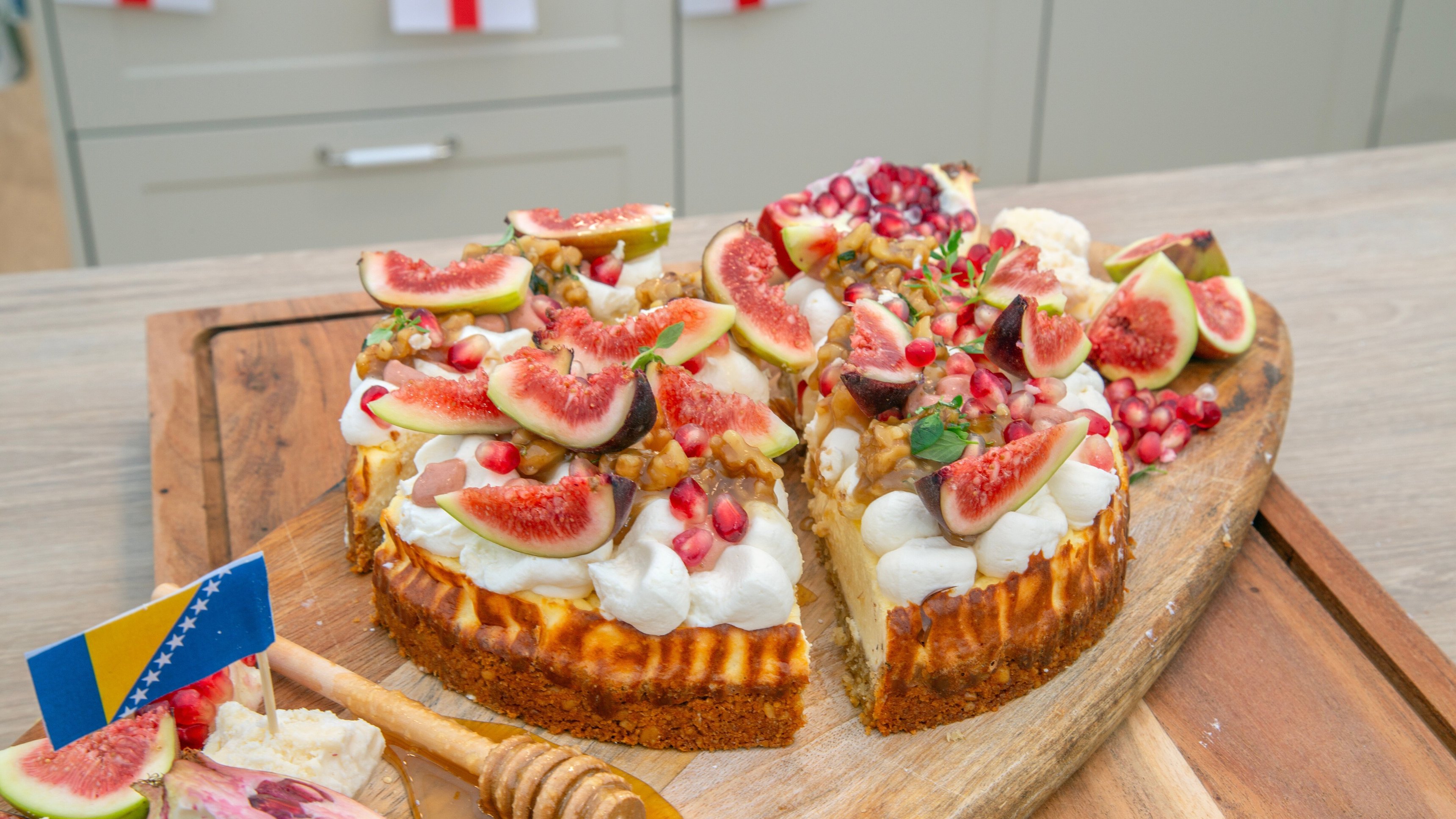 5. Baka med ost (cheesecake & ostbollar)