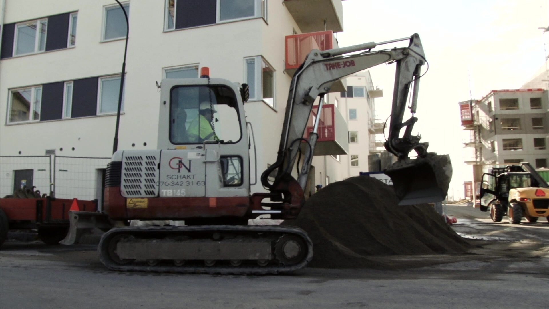 8. Grävskopa gräver sand