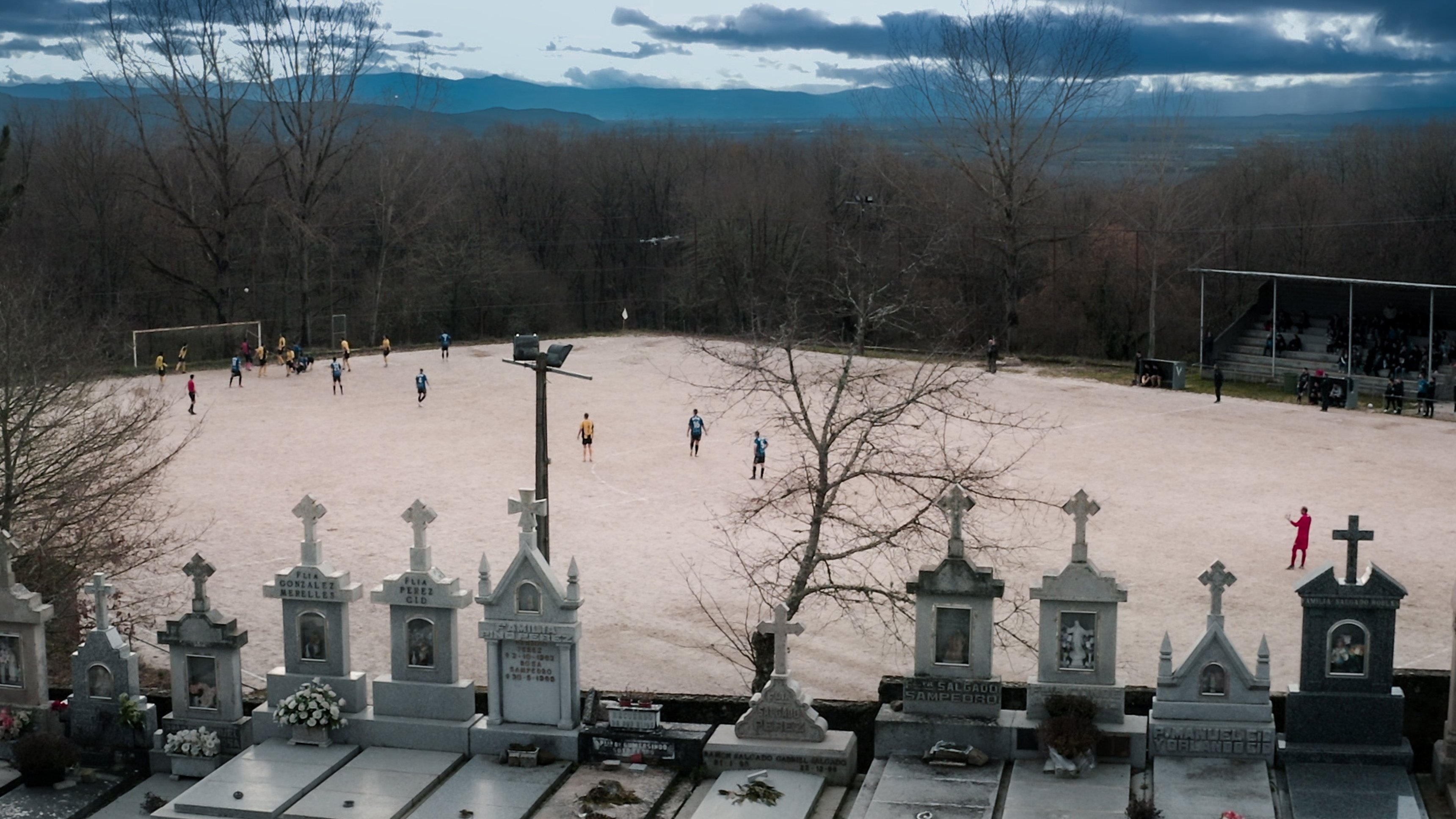 3. Planen bredvid graven