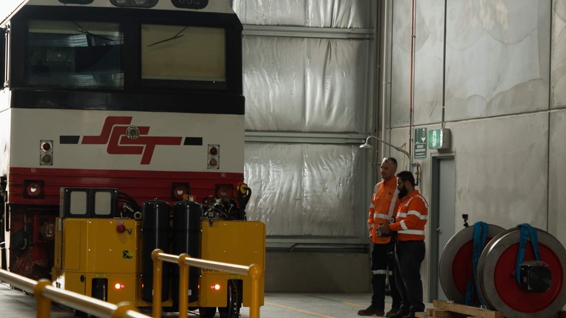 10. Svettigt när takmonterad luftkonditionering lyfts in