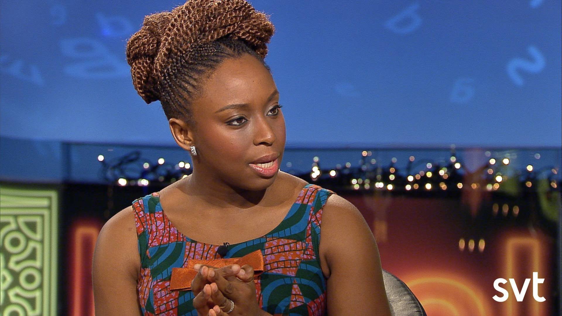 2. Chimamanda Ngozie Adichie om Lila hibiskus