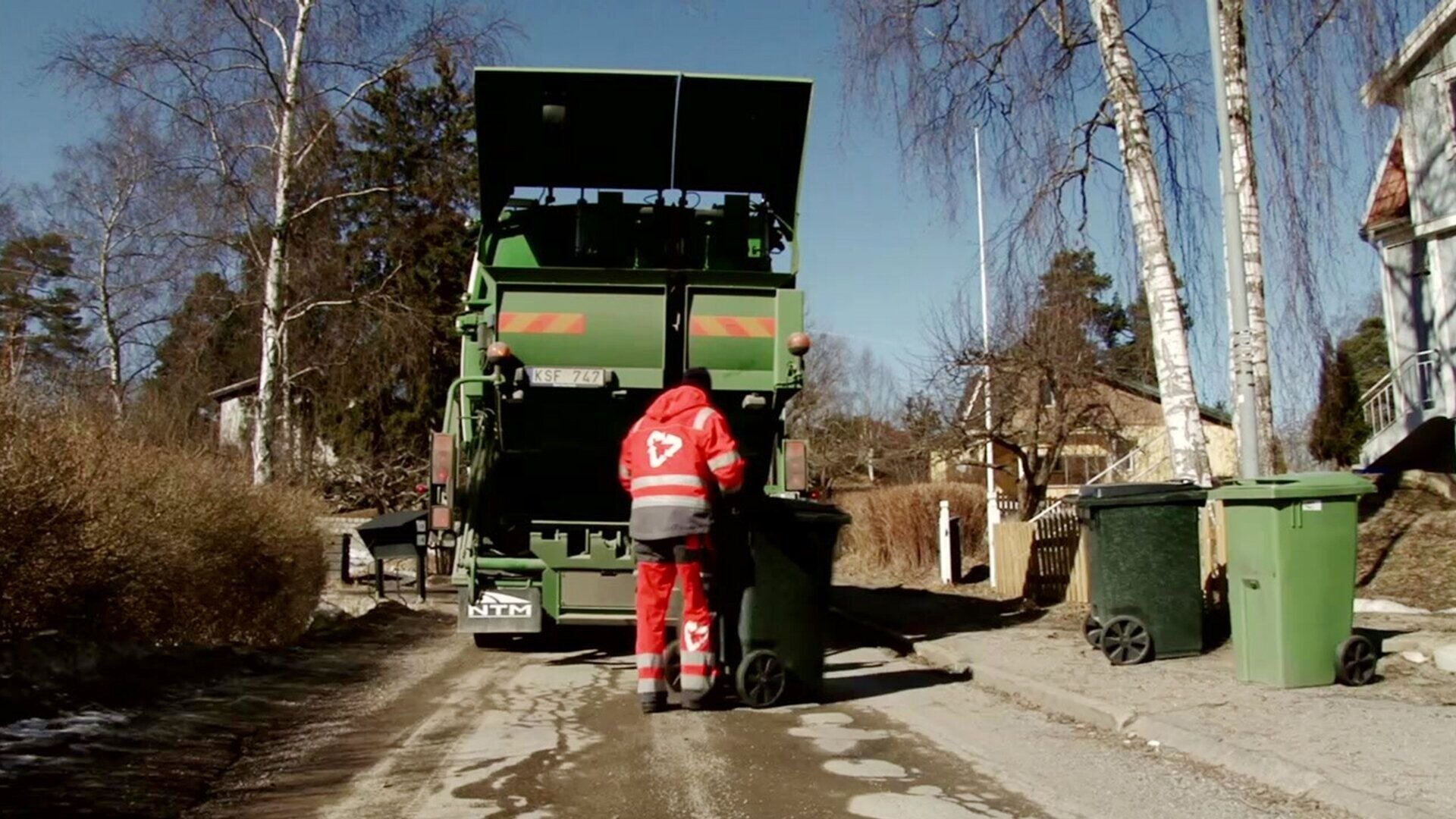 31. Stor sopbil tömmer soptunnor