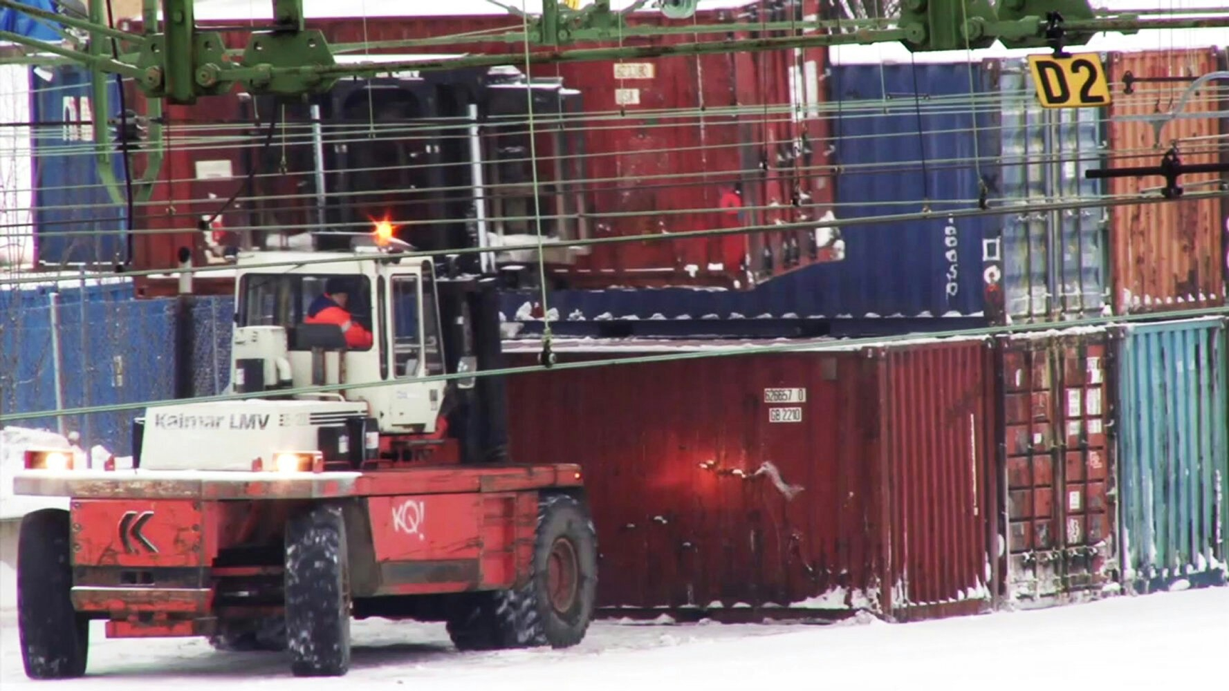 2. Gaffeltruck lyfter container