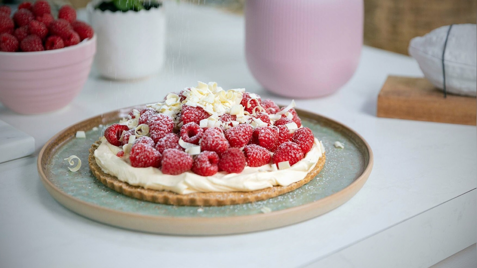 9. Choux-bakelser och grädd- och hallontårta