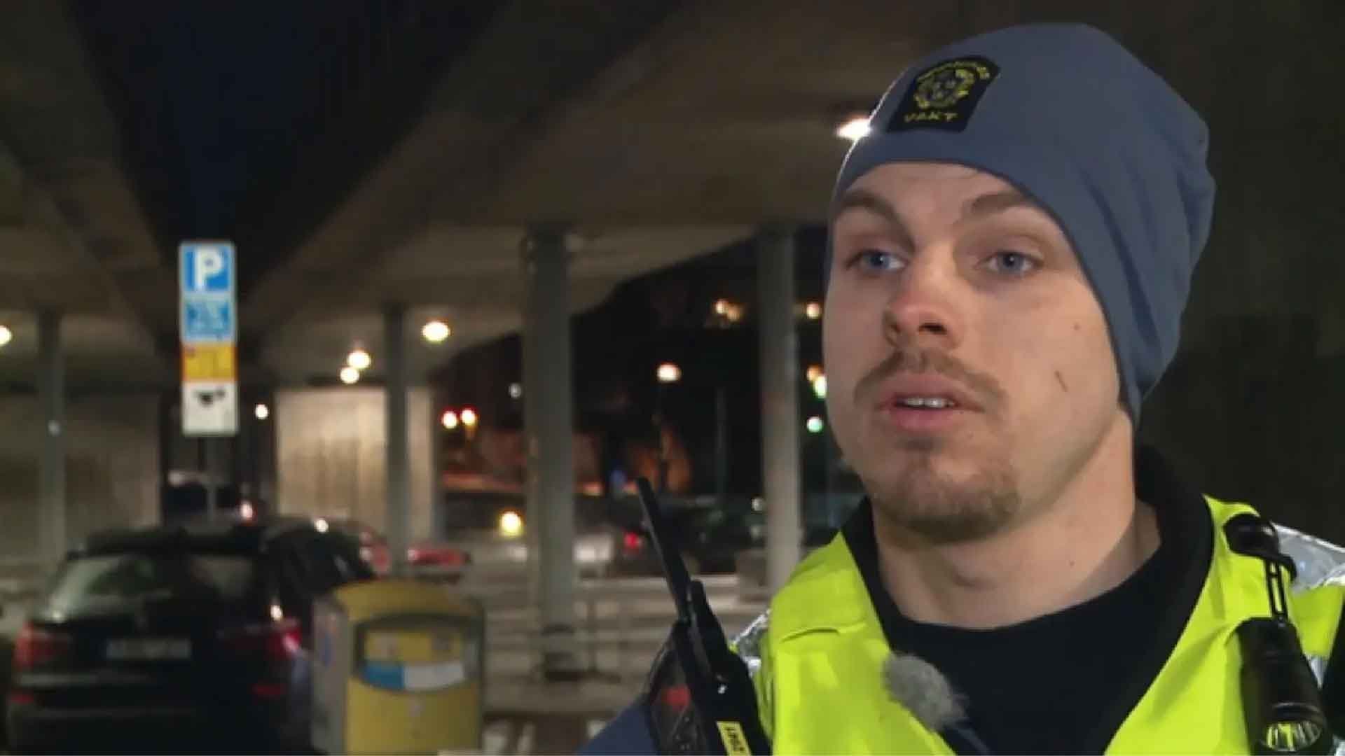11. En man skrämmer resenärer