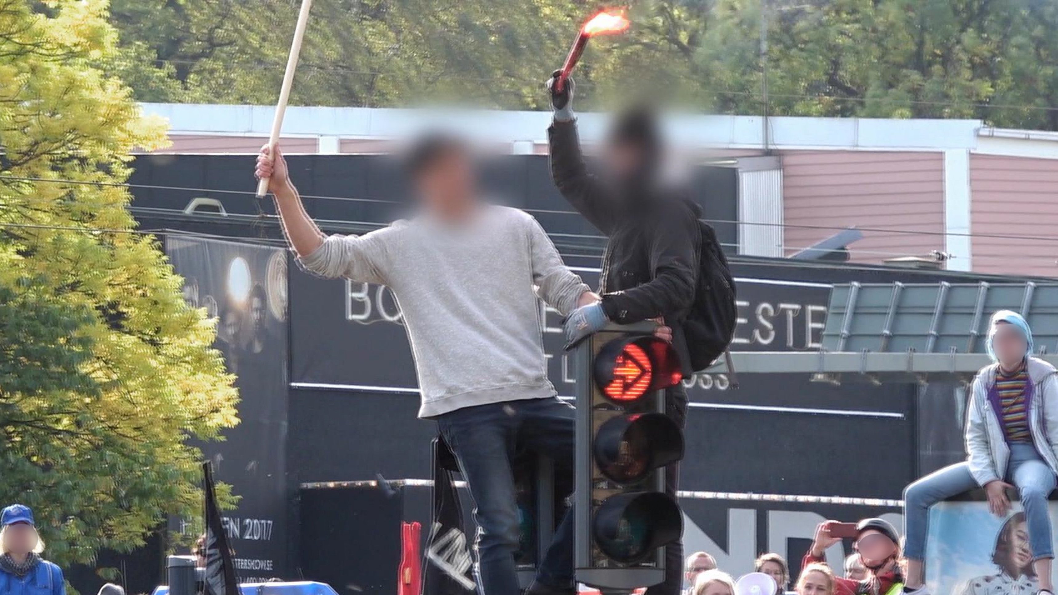 2. Våldsamheterna eskalerar