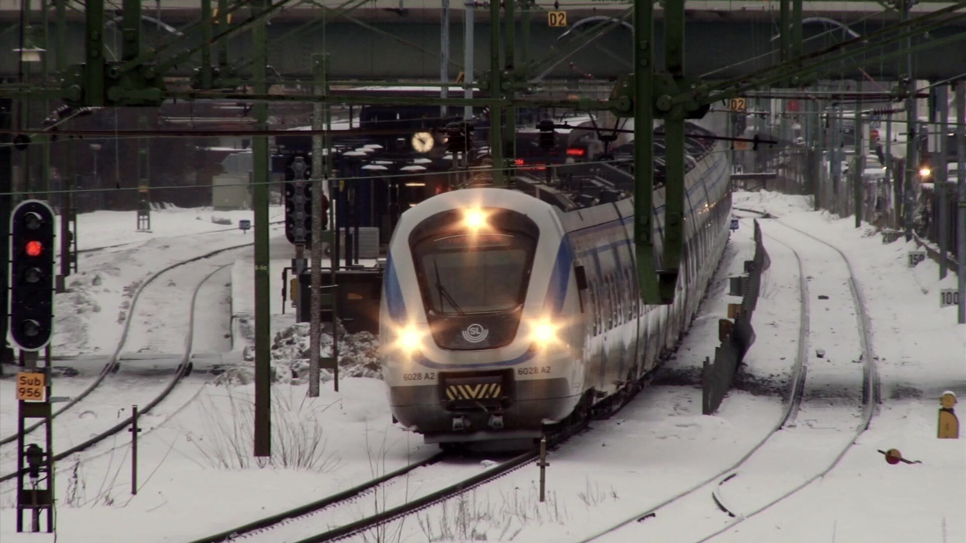 9. Pendeltåg åker från station