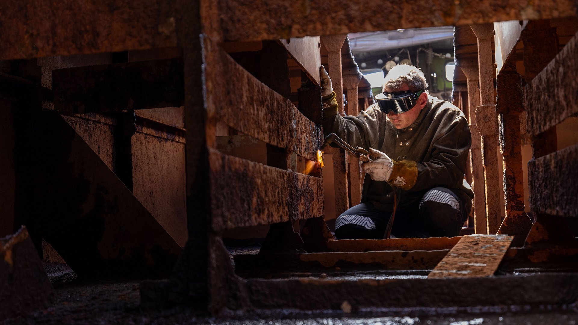 8. Rostig vattentank skärs av från ånglok