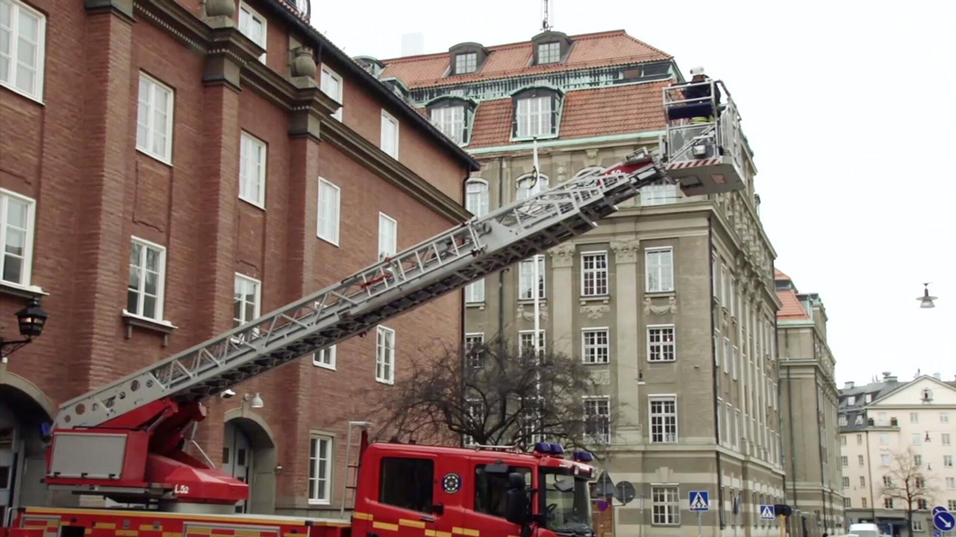 15. Brandman åker högt upp med brandstegen