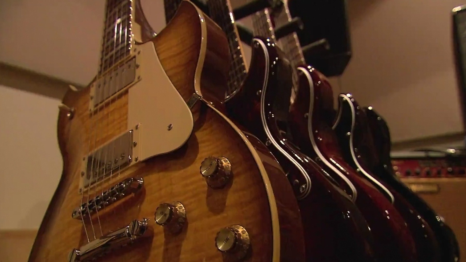 15. Circus, Guitars