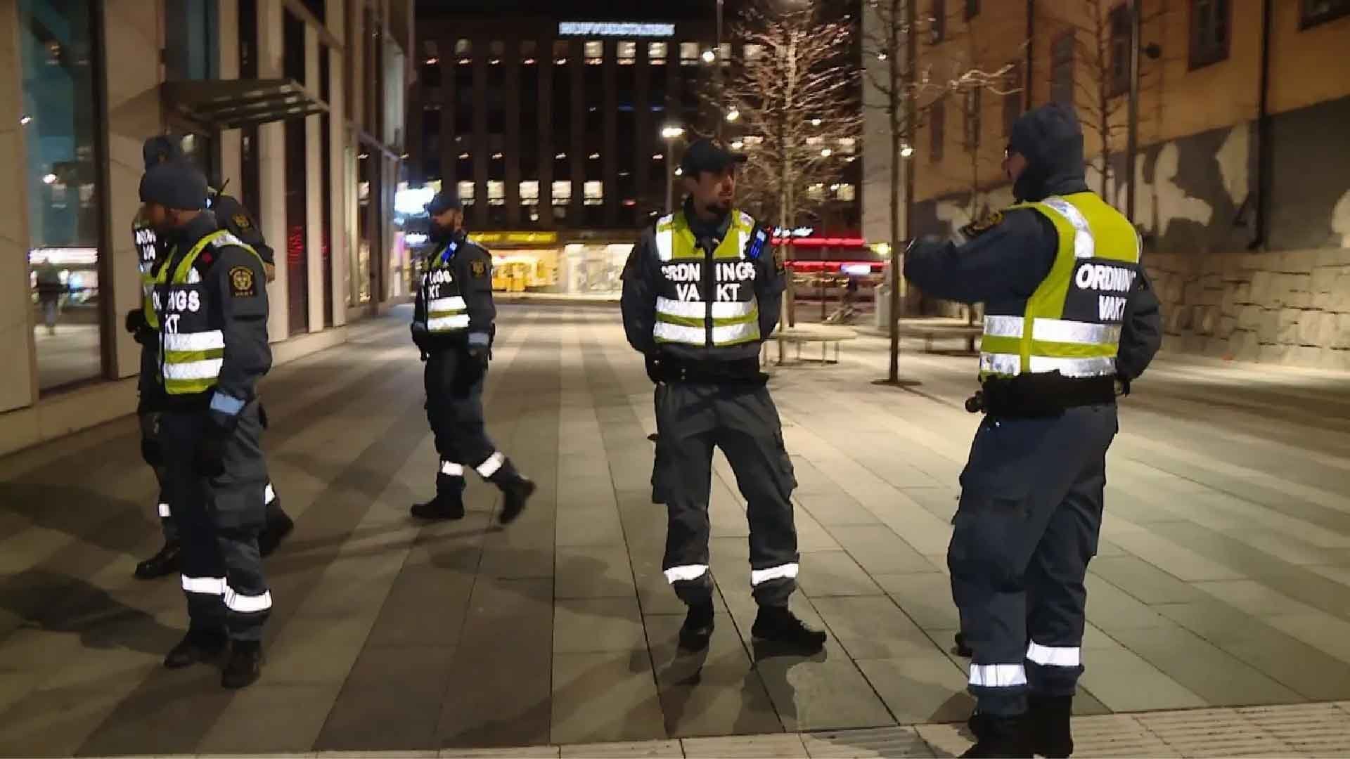 12. Två män som kastar glasflaskor på folk