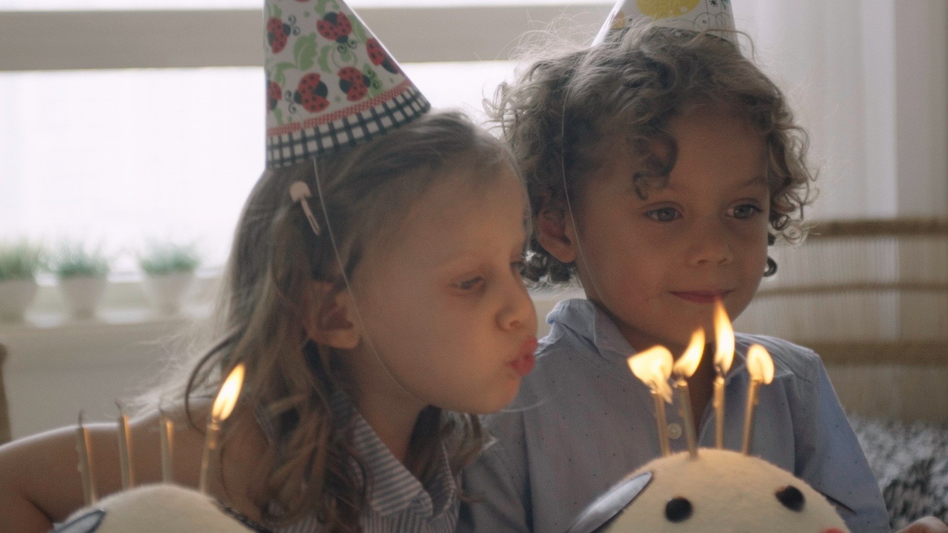 Aleque & Issay - Tvillingarna flyttar till Kina