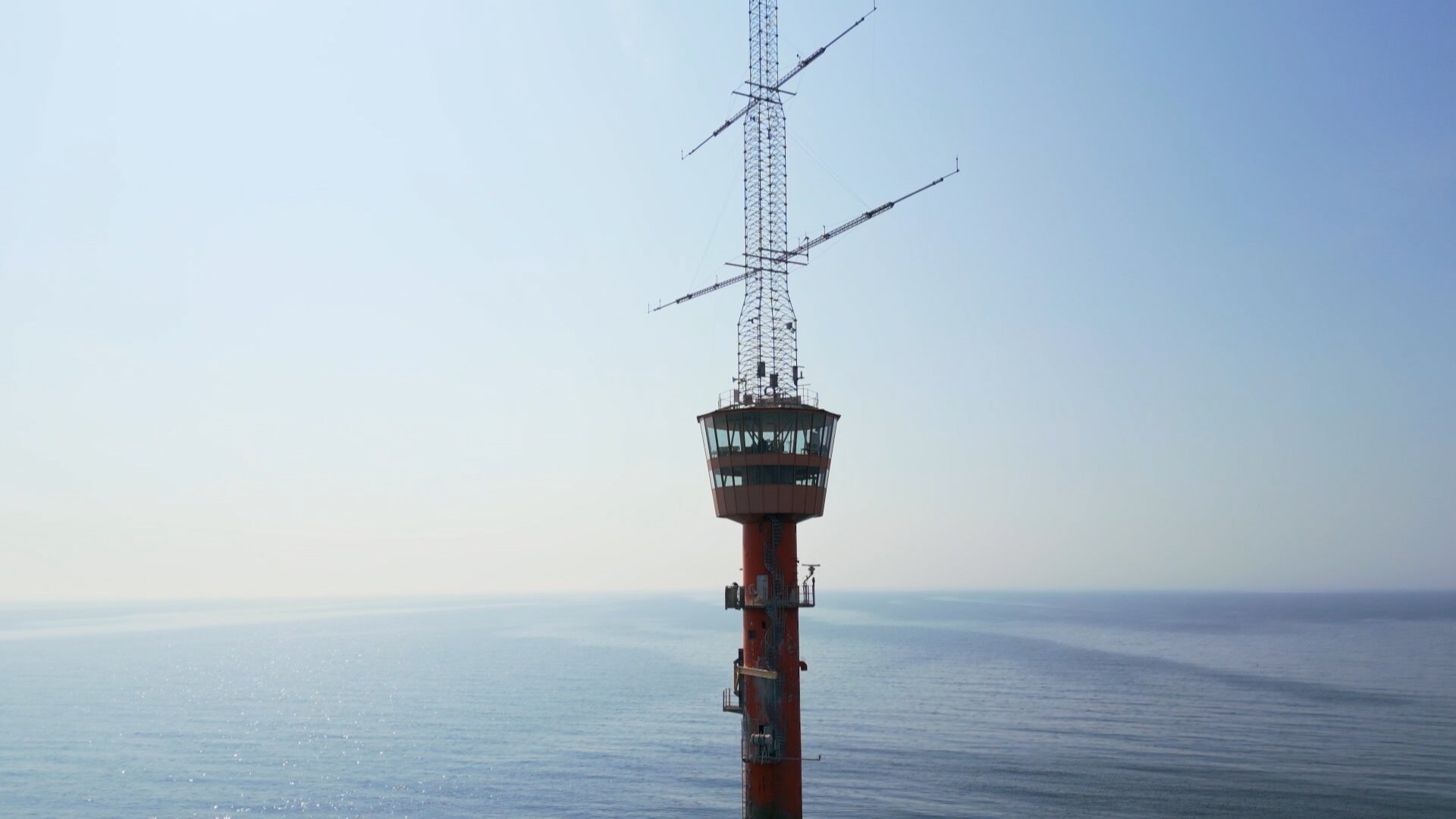 8. Martin tjatade till sig att få köpa en fyr mitt ute till havs