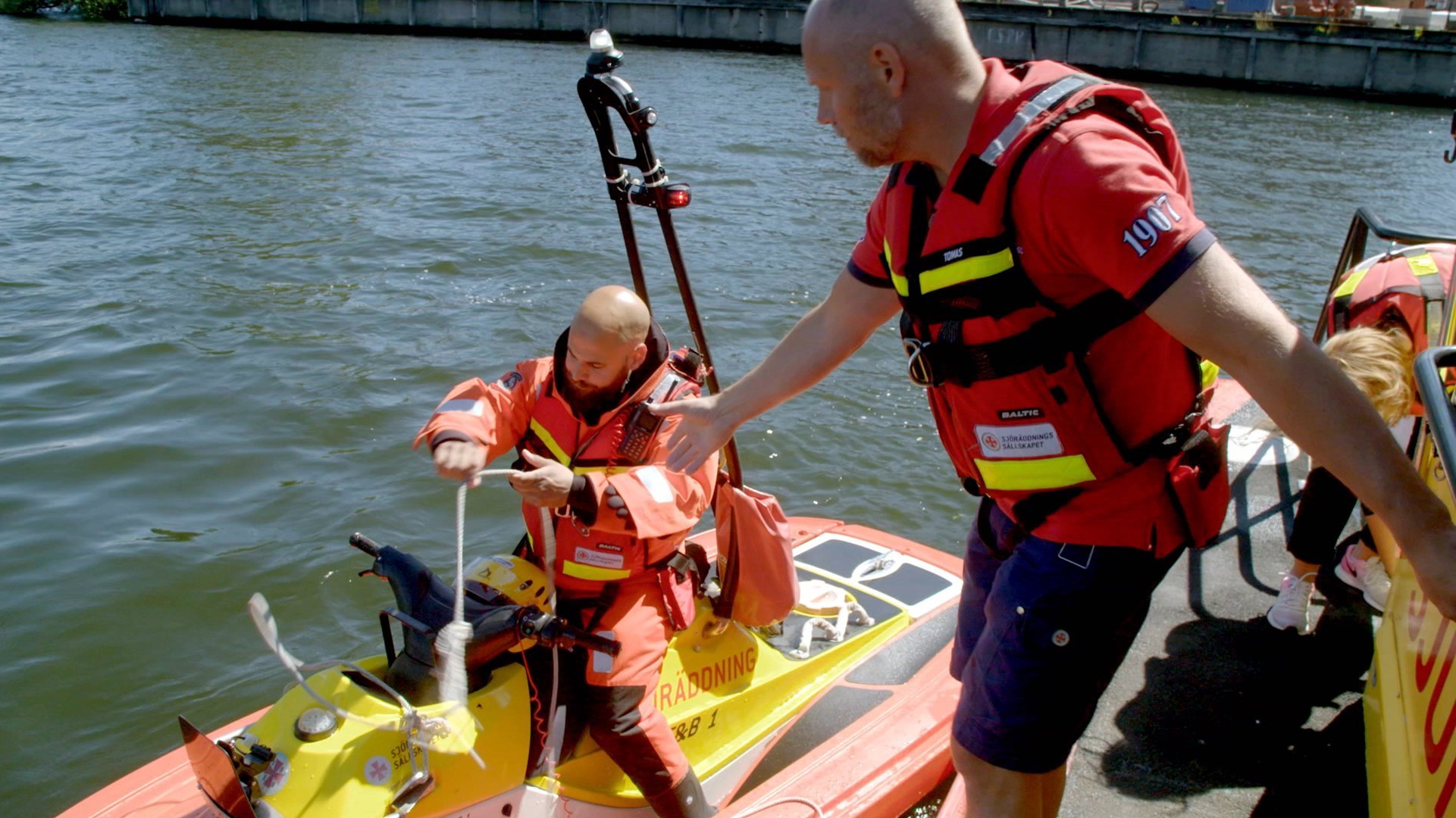 8. Flyr från olycksplats