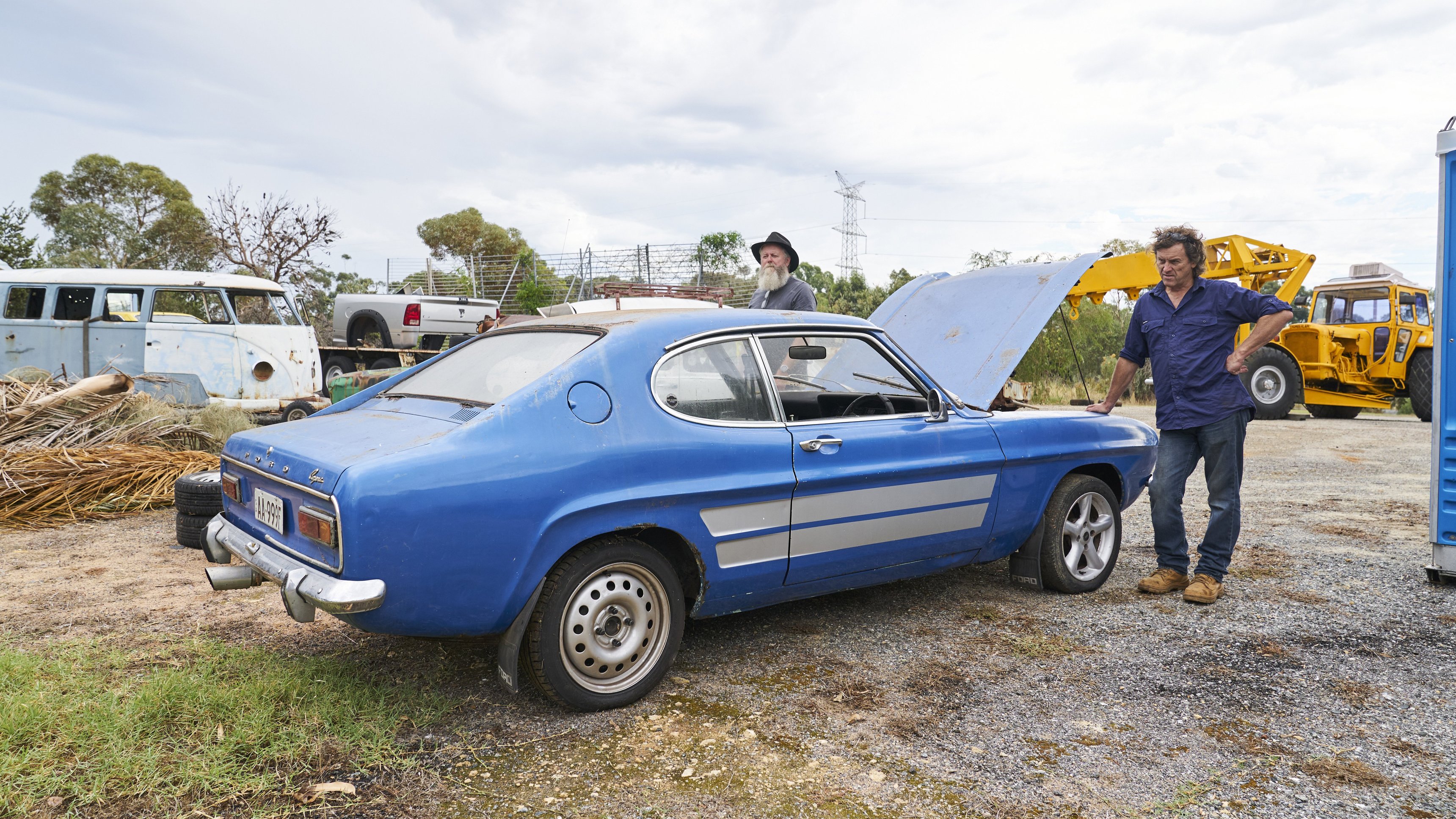 2. Toyota Landcruiser HJ45 & Volkswagen L-Bug Beetle
