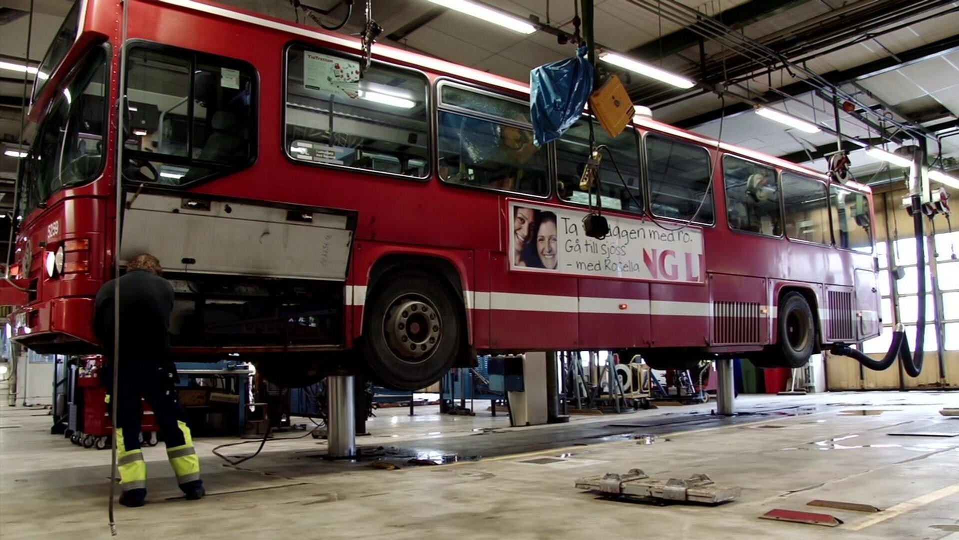 7. Mekaniker lagar upphissad buss