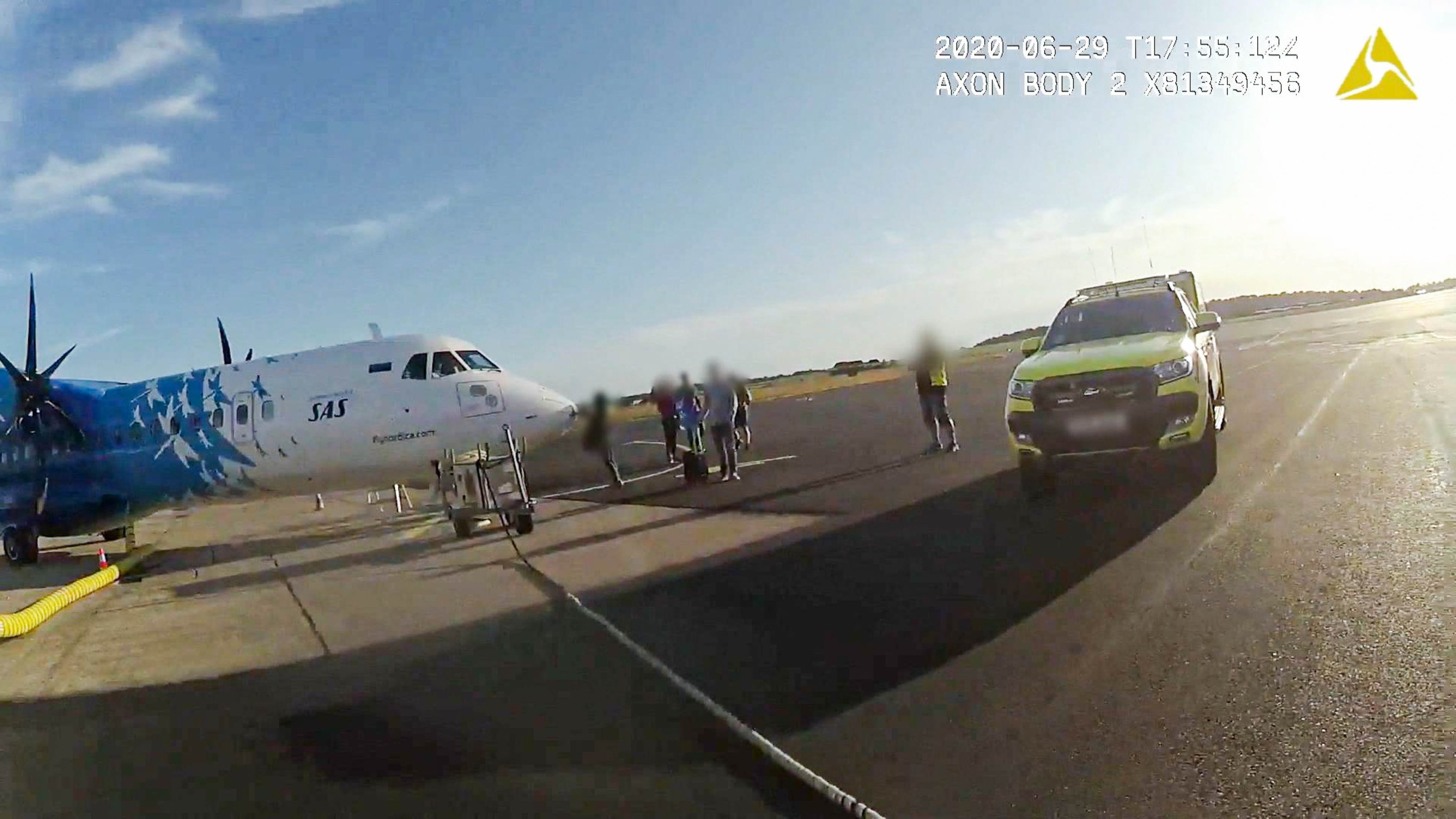 14. Fastklistrad på flygplan