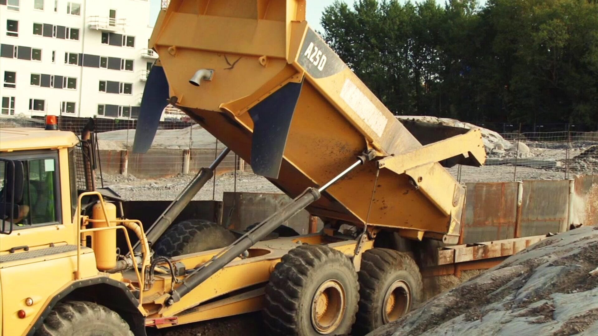 1. Dumper tömmer flak