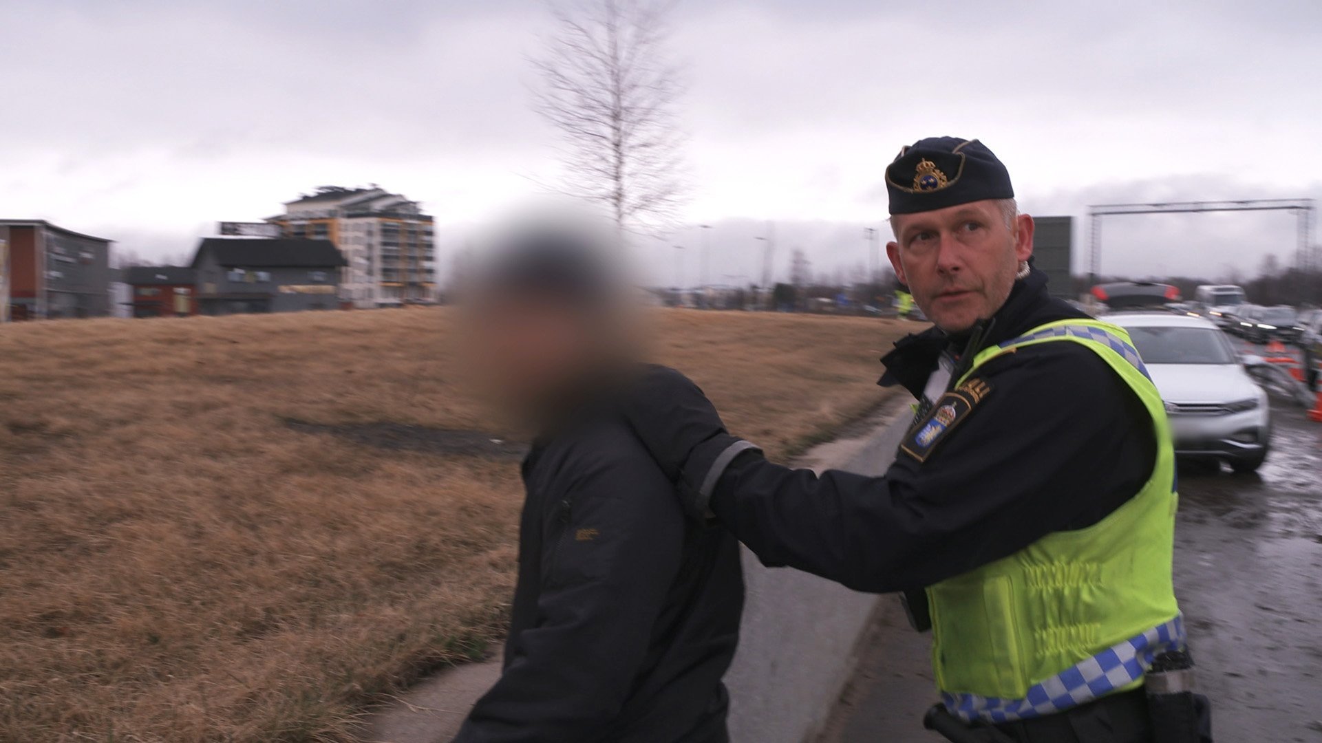 2. Sliter av sig kläderna