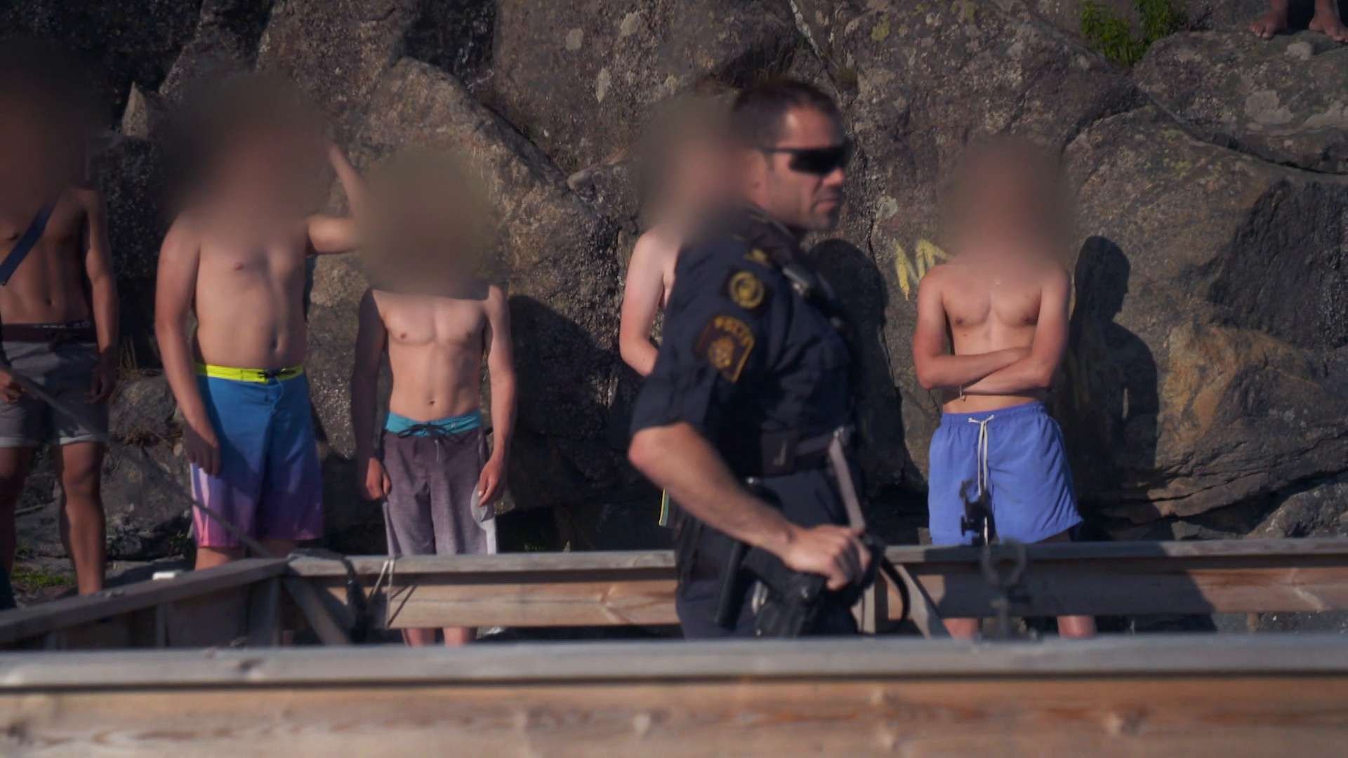 1. En berusad man kör in i bergvägg
