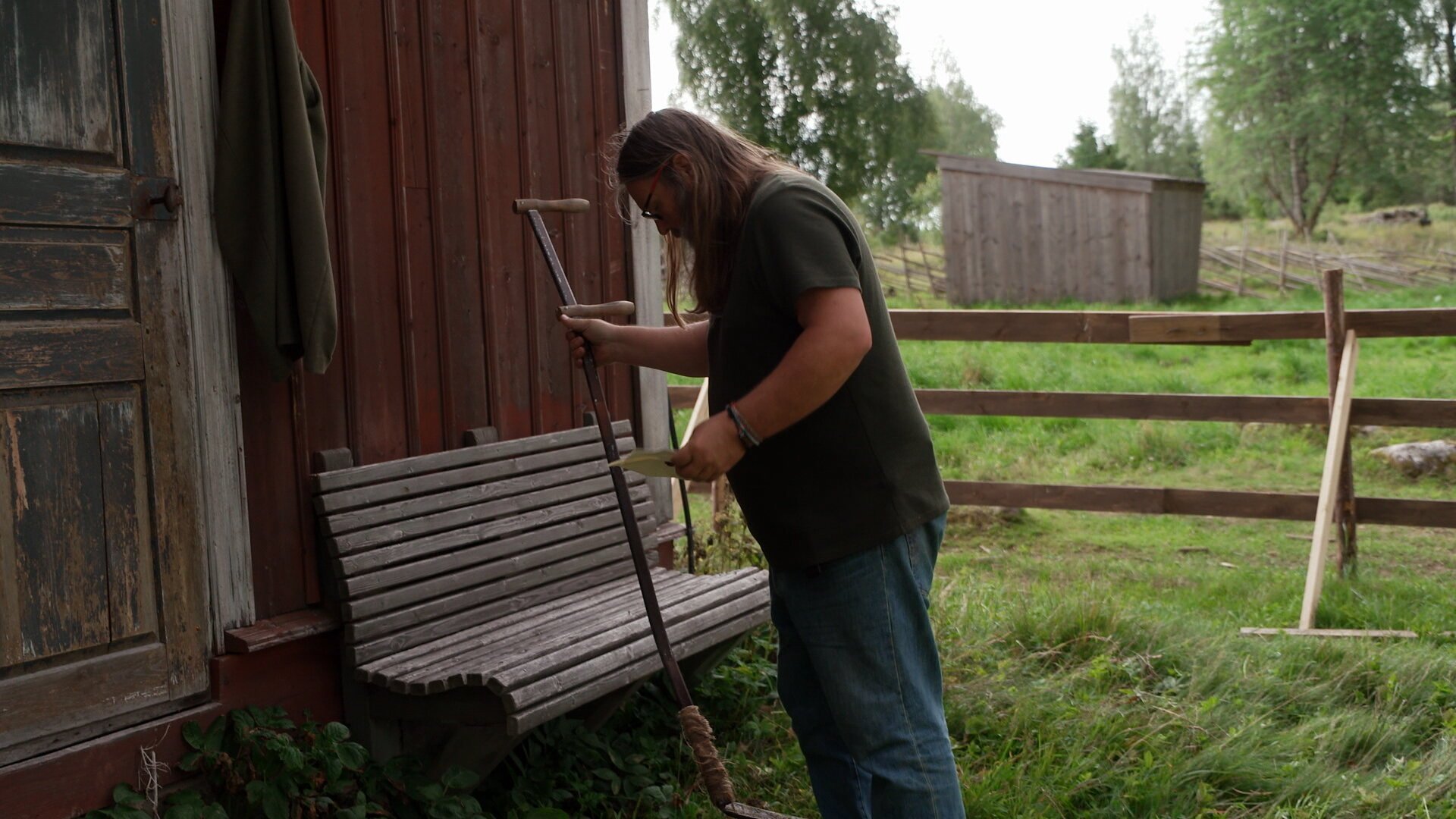 28. Två måste lämna