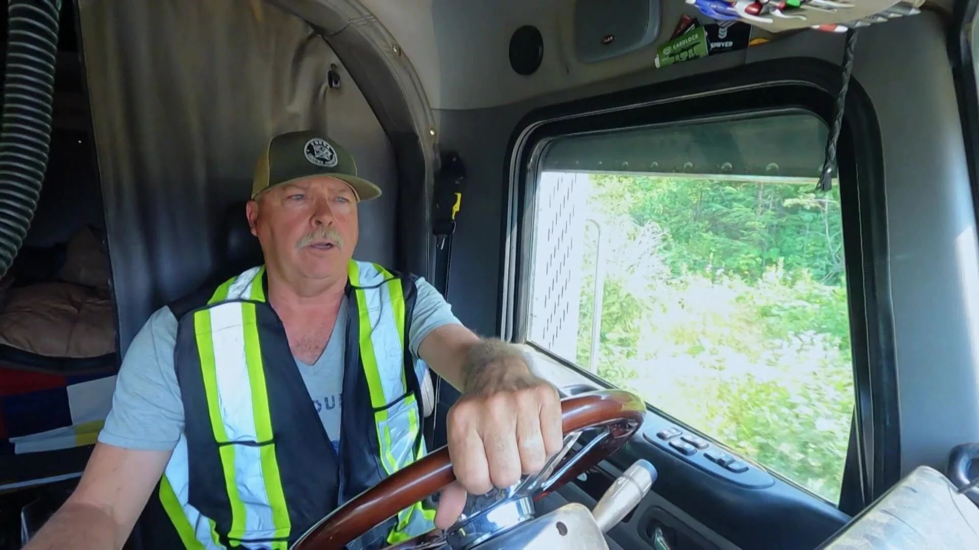 7. Hur många lastbilschaufförer krävs för att laga en timmerbil?